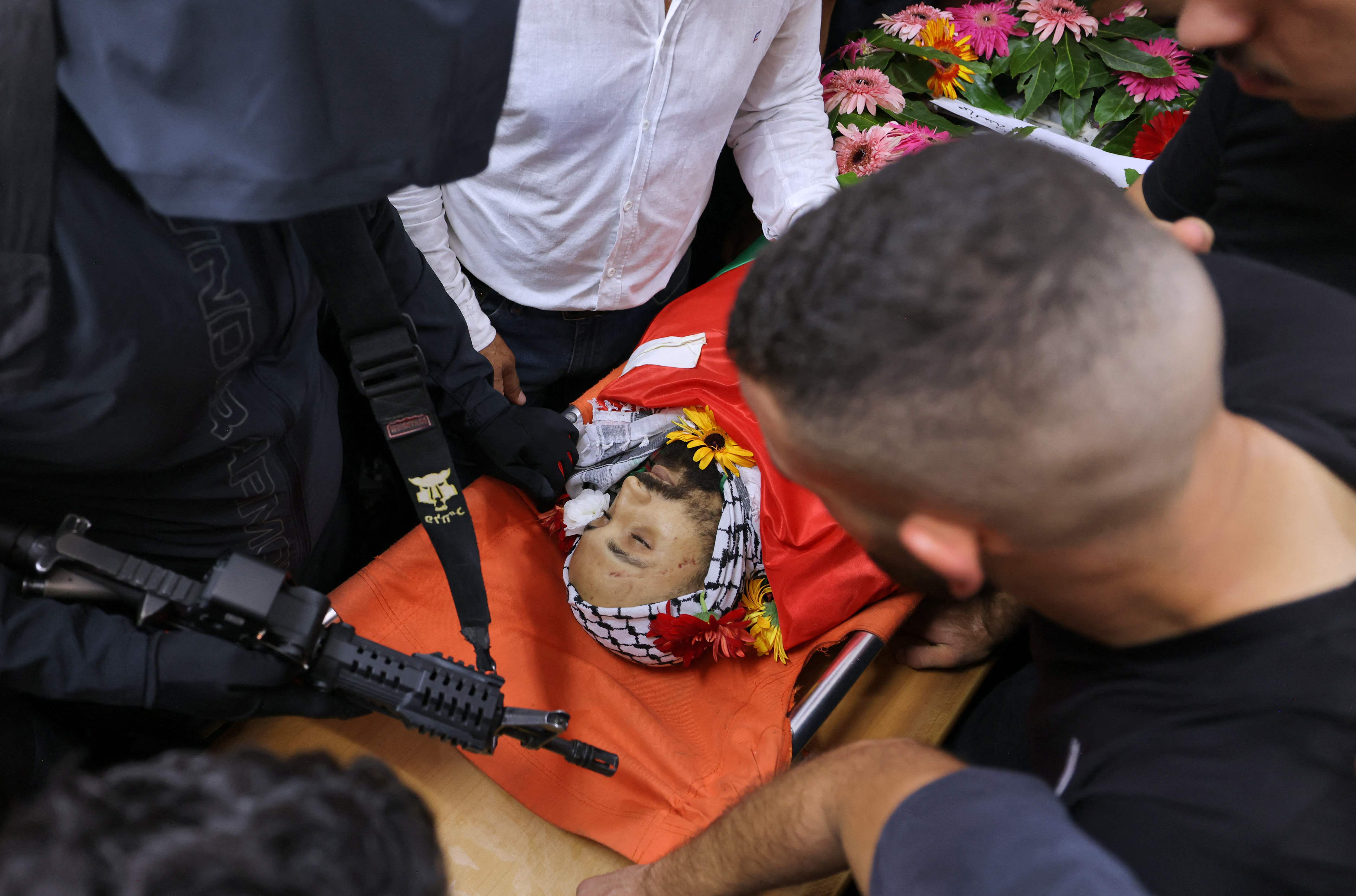من تشييع الشهيد يزن عفانة في مخيم قلنديا .. تصوير: "الفرنسية"