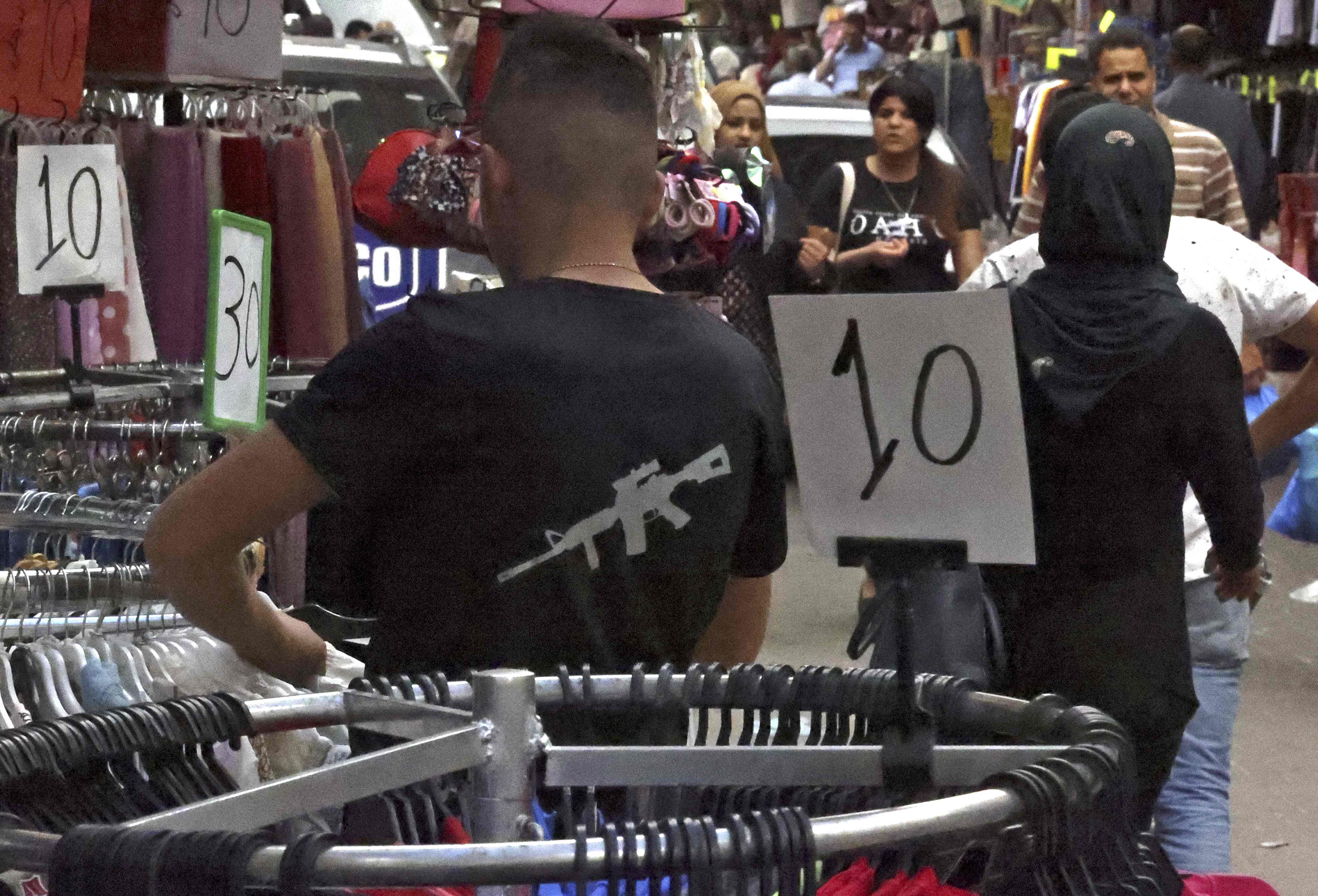 ال M16 أحد صيحات ملابس العيد في رام الله .. تصوير: "الفرنسية"