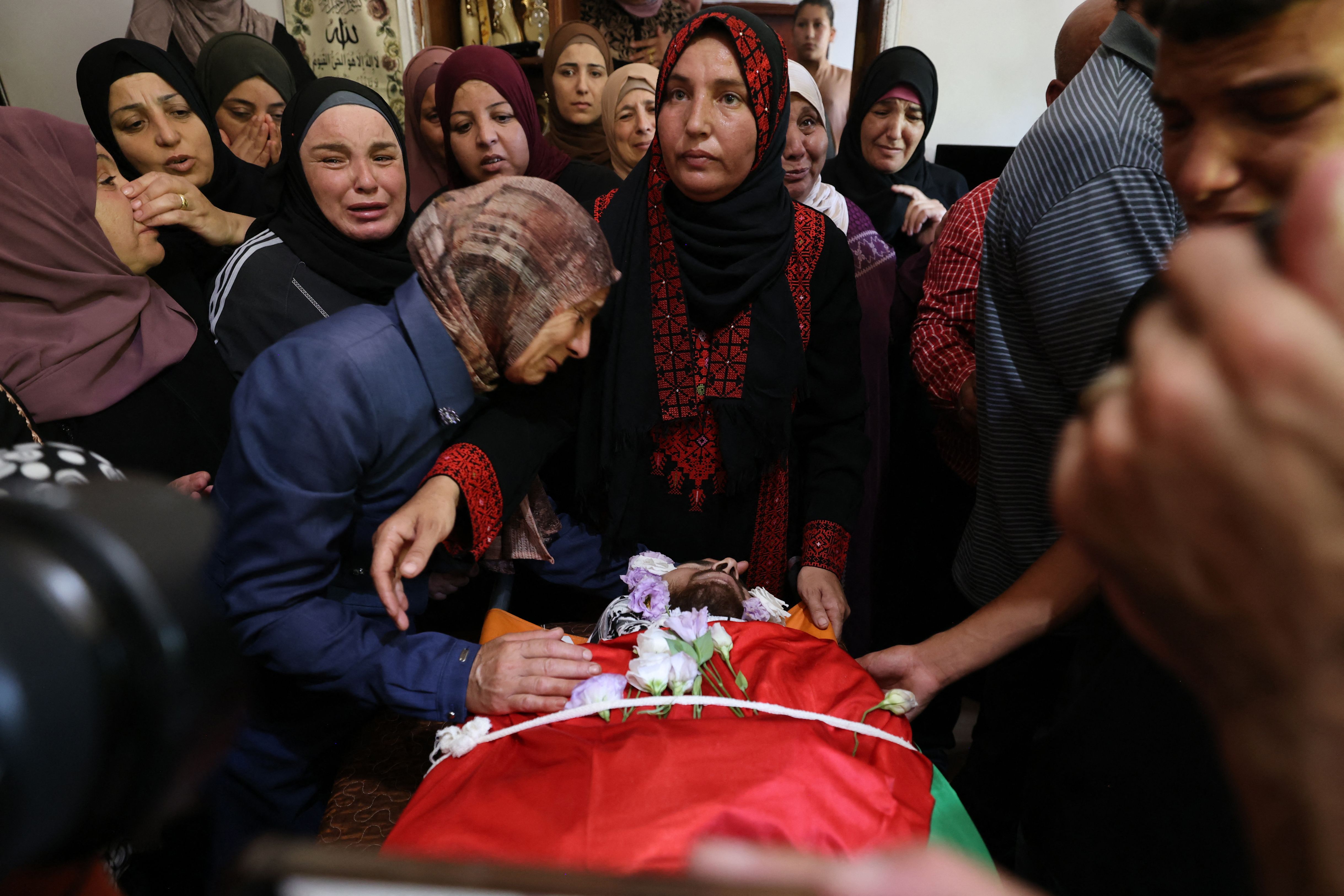 وداع مؤثر للشهيد عبد الجواد حمدان صالح في عارورة قضاء رام الله .. تصوير: "الفرنسية"