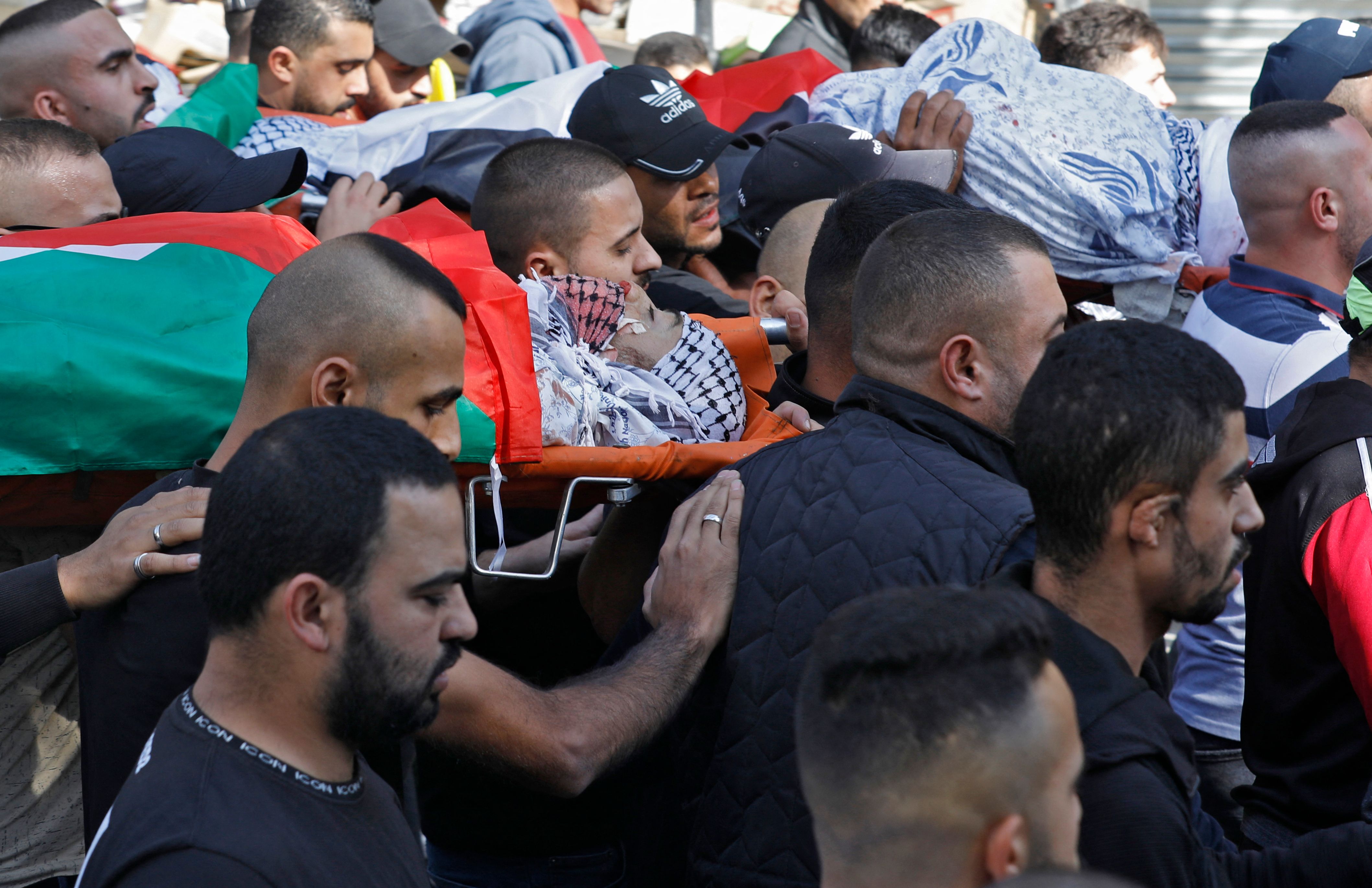 جماهير غفيرة تشيع جثامين الشهيدين عماد أبو رشيد ورمزي زيارة في نابلس .. تصوير: "الفرنسية"