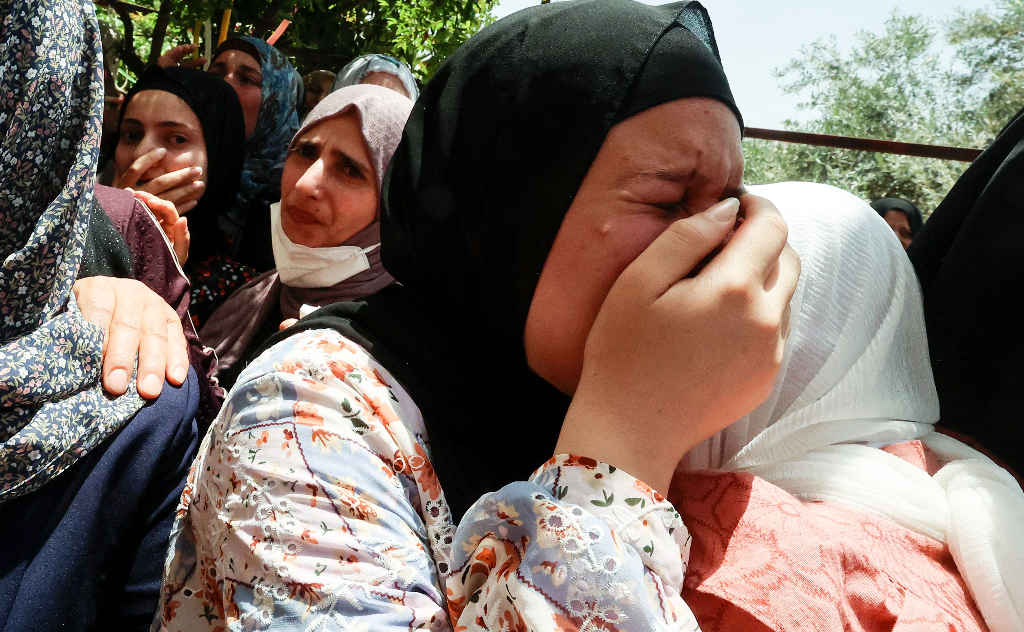 من تشييع جثمان الشهيدة الزميلة غفران وراسنة في الخليل .. تصوير: "الفرنسية"