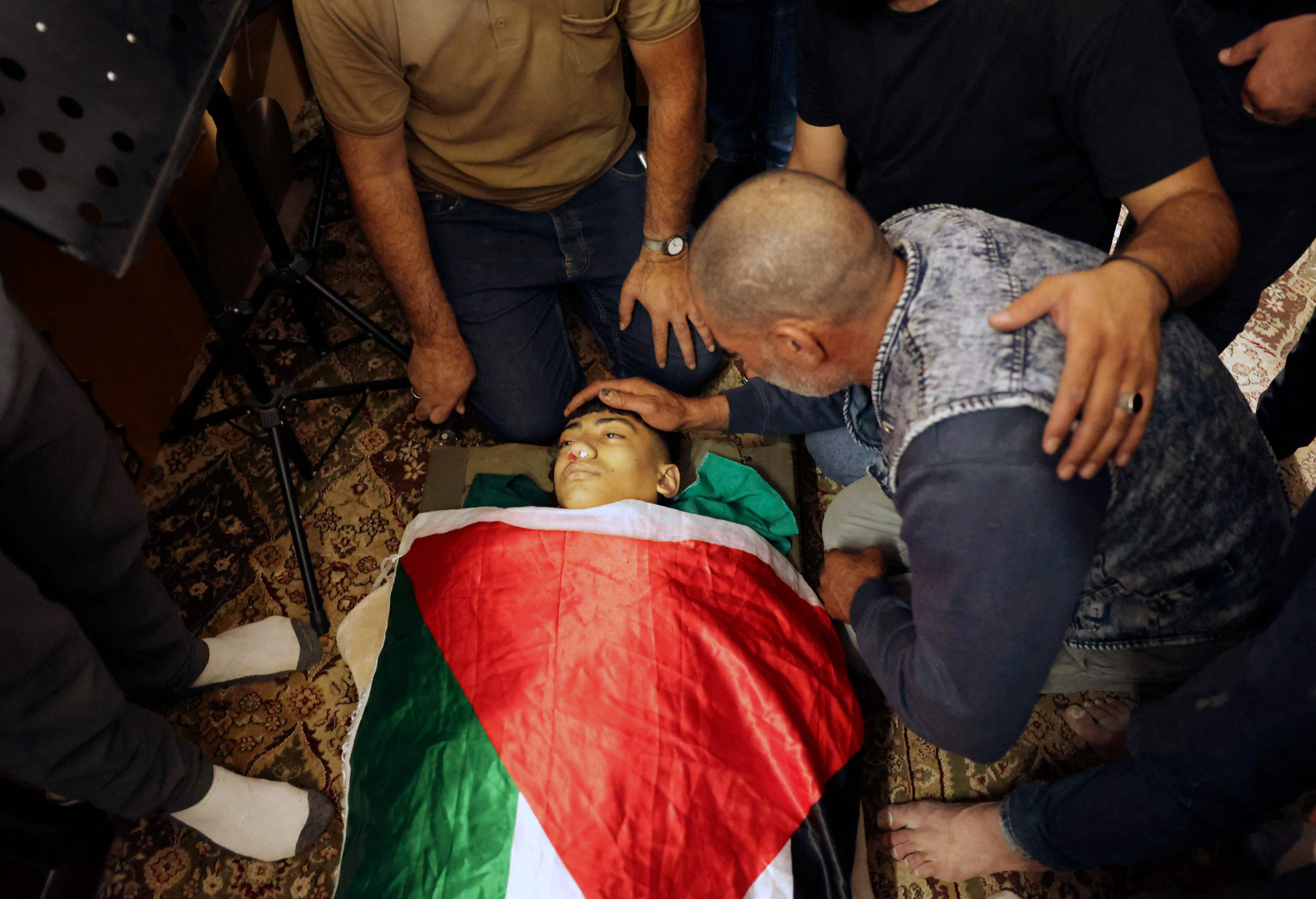 وداع مؤثر للشهيد الفتى مؤمن جابر في الخليل .. تصوير: "الفرنسية"