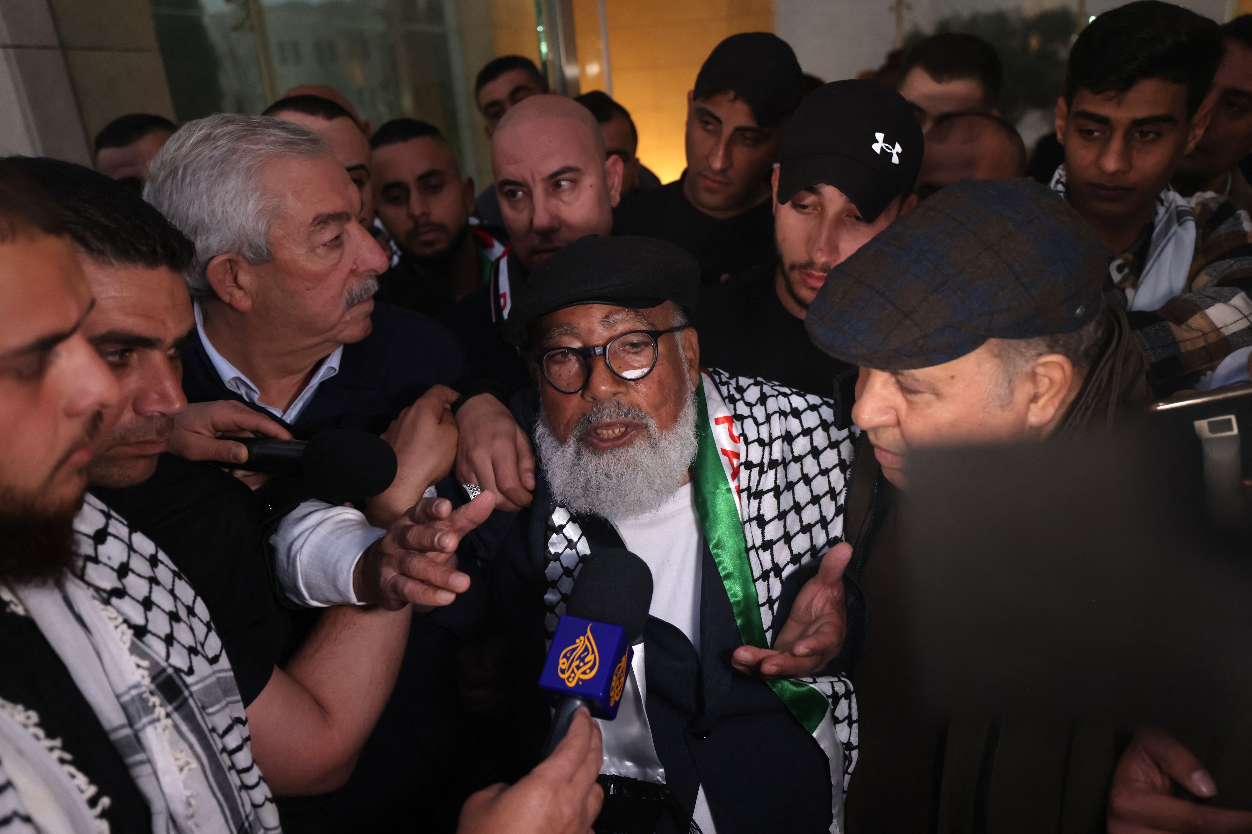"شيخ الأسرى" فؤاد الشوبكي يستنشق هواء الحرية من سماء رام الله التي عاش فيها لسنوات بجانب الرئيس الراحل ياسر عرفات .. تصوير: "الفرنسية"