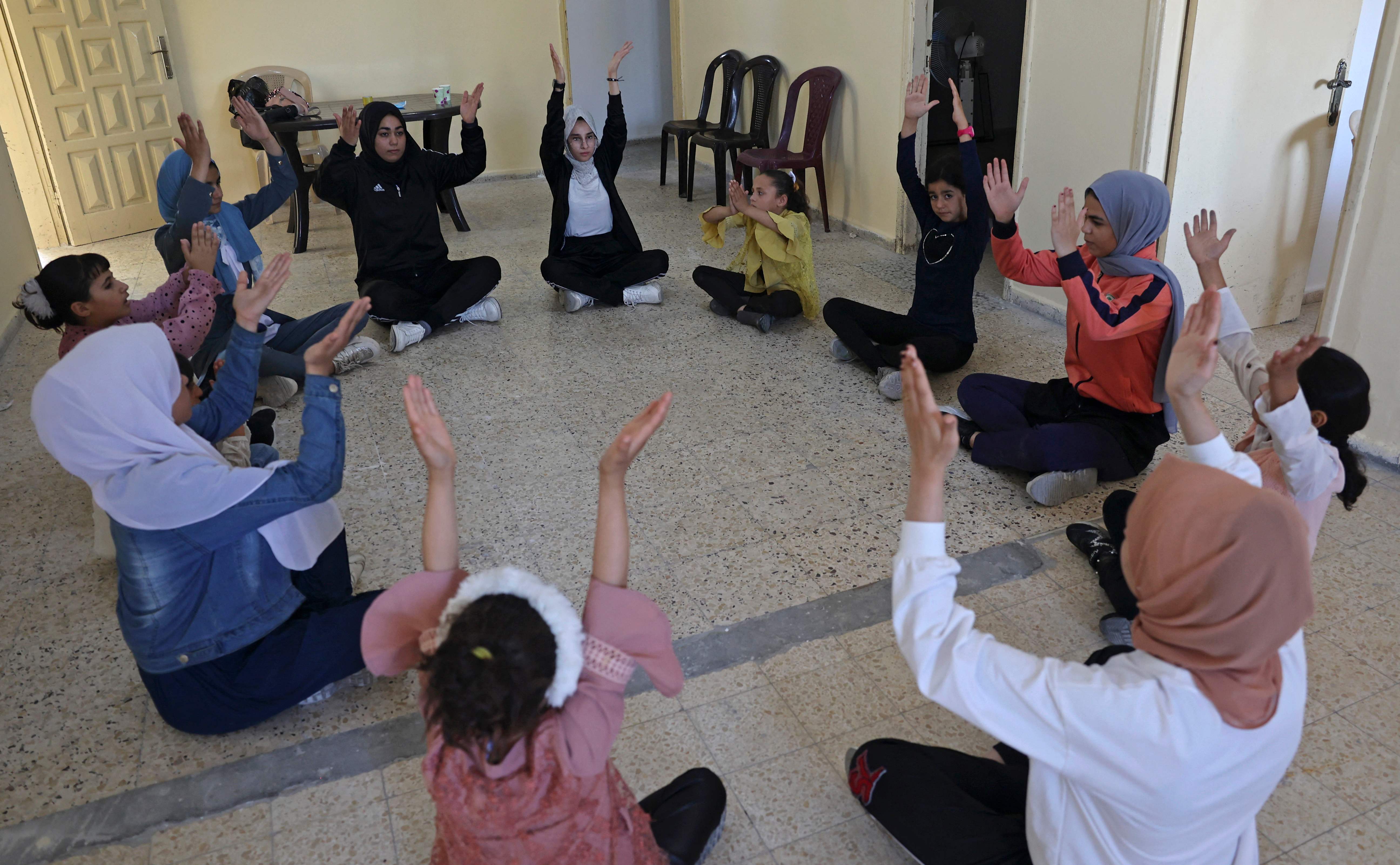 ممارسة اليوغا بغزة خلال نشاط بمناسبة يومها العالمي .. تصوير: "الفرنسية"