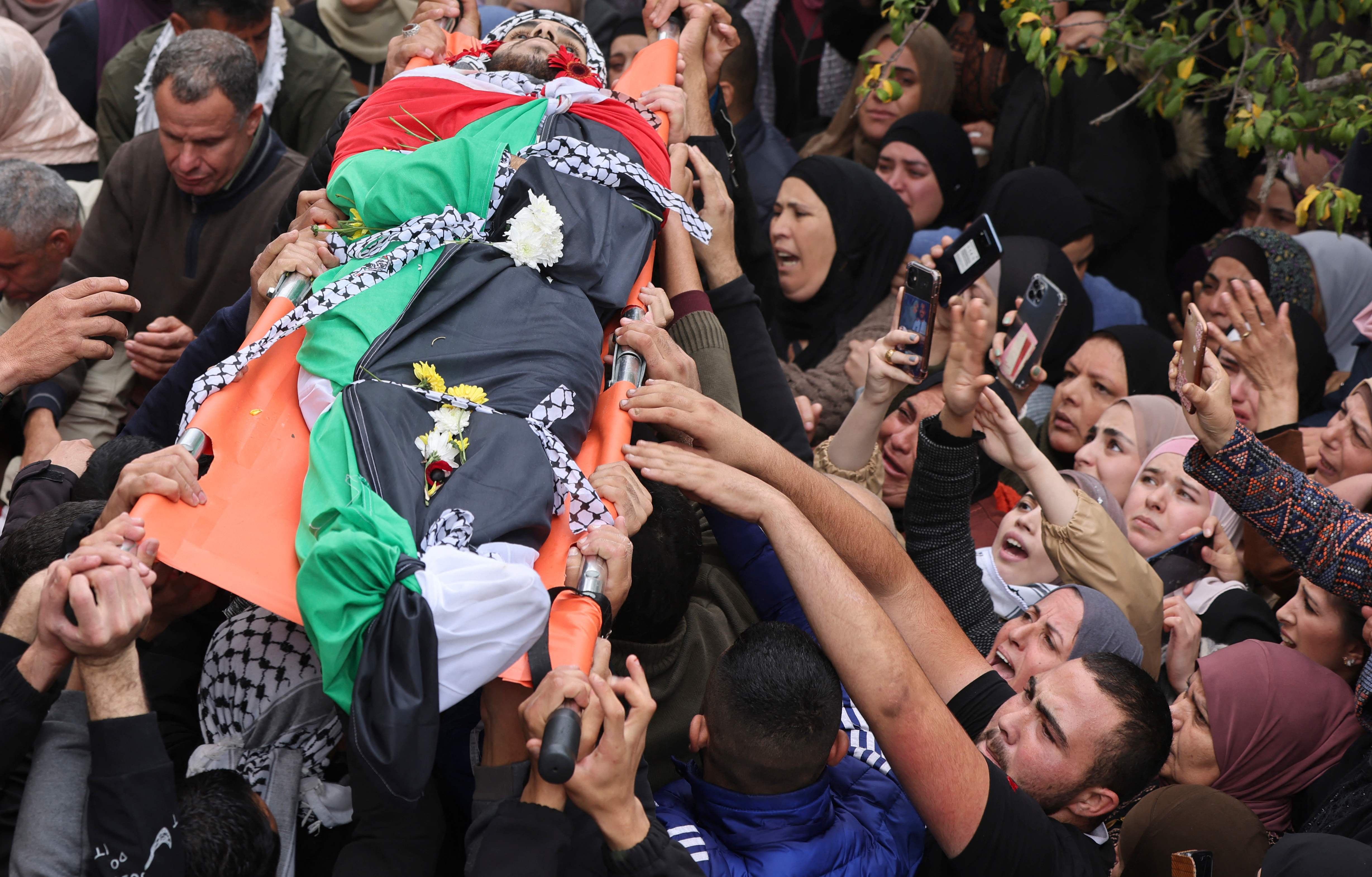 من تشييع الشهيدين الشقيقين جواد وظافر ريماوي .. تصوير: "الفرنسية"