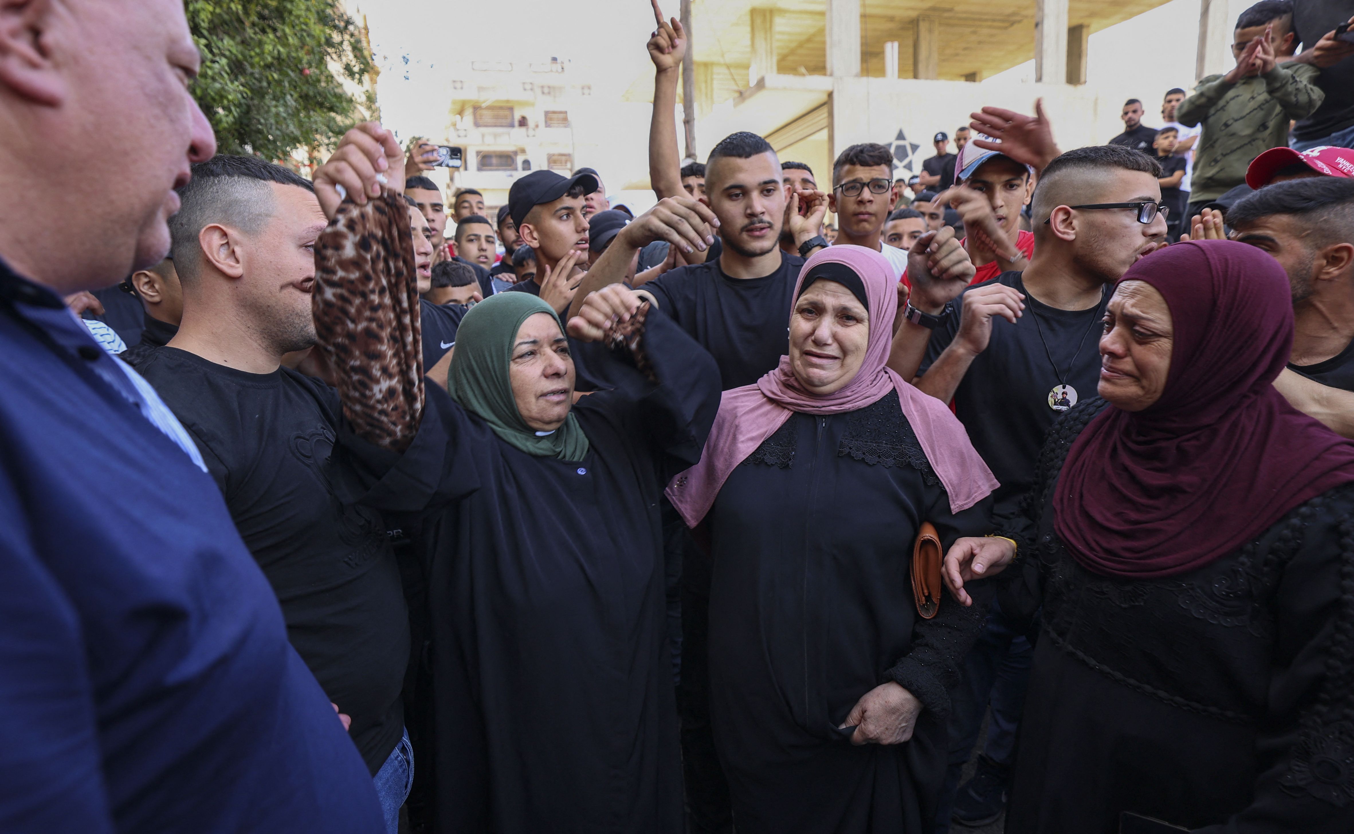 الحزن يخيم على عوائل شهداء الجلزون .. تصوير: "الفرنسية*