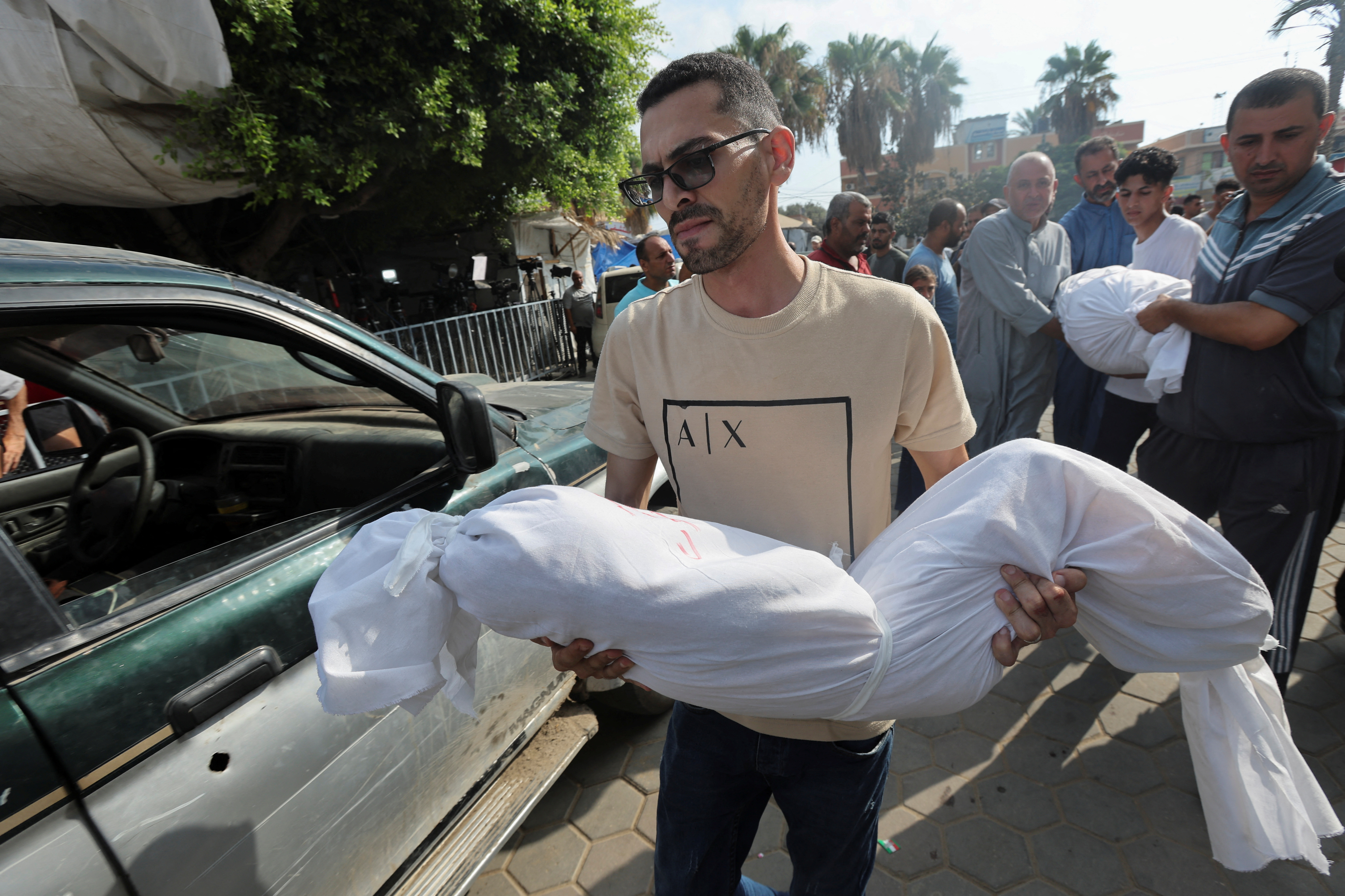 مشاهد مؤلمة من وداع أسر لأبنائها بعد استشهادهم في غزة