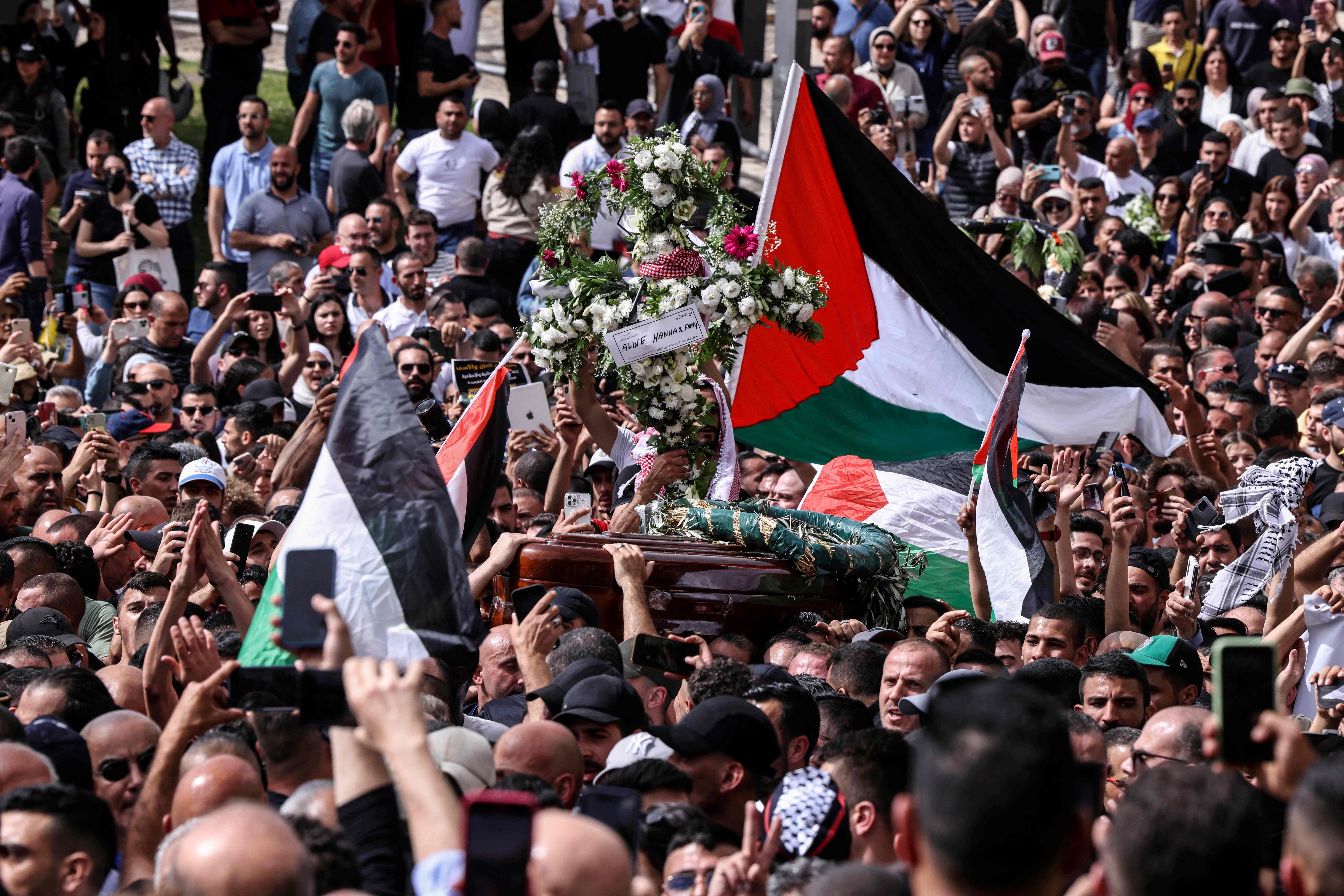 من تشييع جثمان الزميلة شيرين أبو عاقلة في القدس .. تصوير: "الفرنسية"
