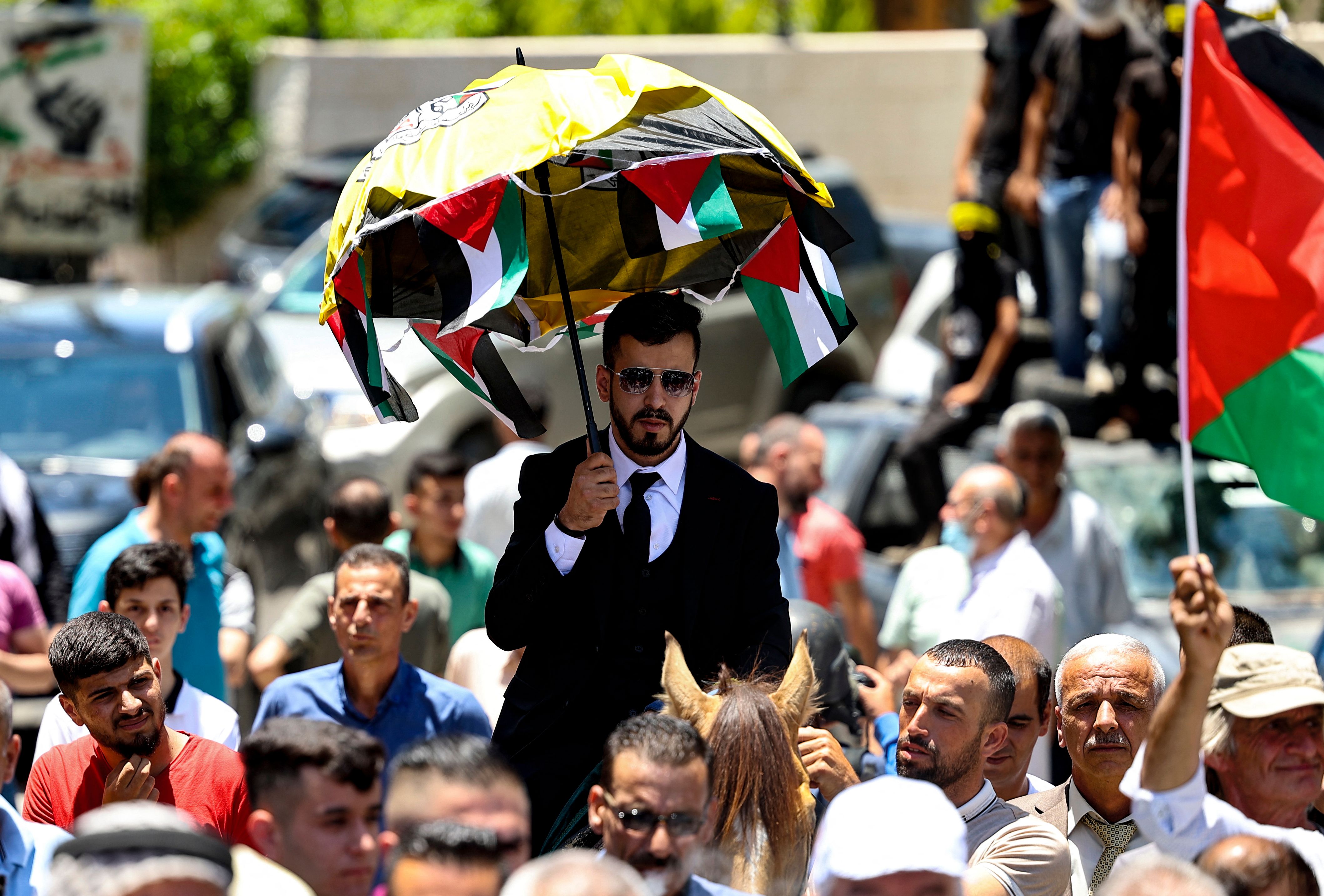 شبان يزفون عريسًا خلال مسيرة رفضًا للاستيطان في كفر قدوم شرق قلقيلية .. تصوير: "الفرنسية"