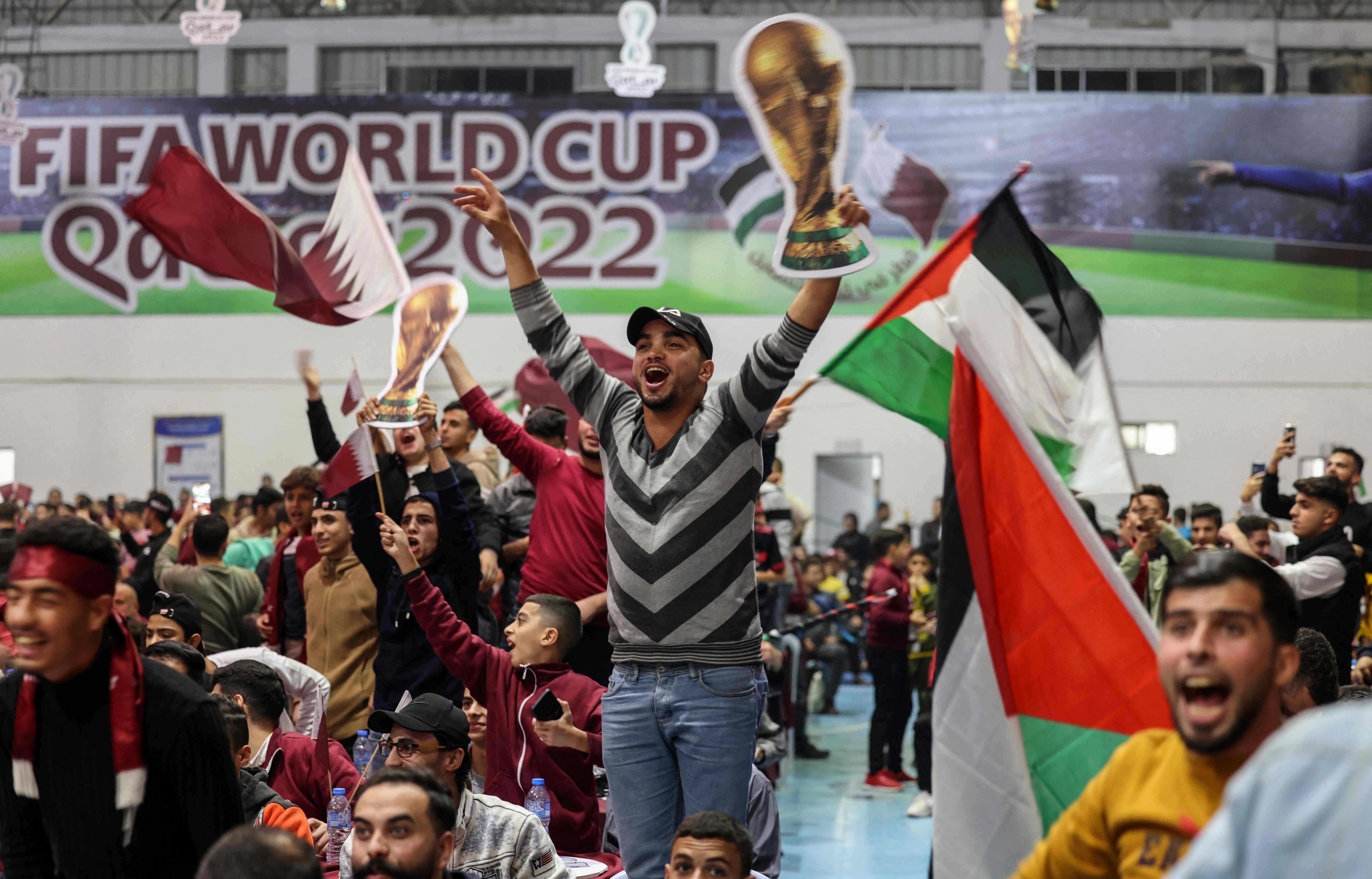 فلسطينيون يتابعون افتتاح مونديال 2022 في قطر .. تصوير: "الفرنسية"