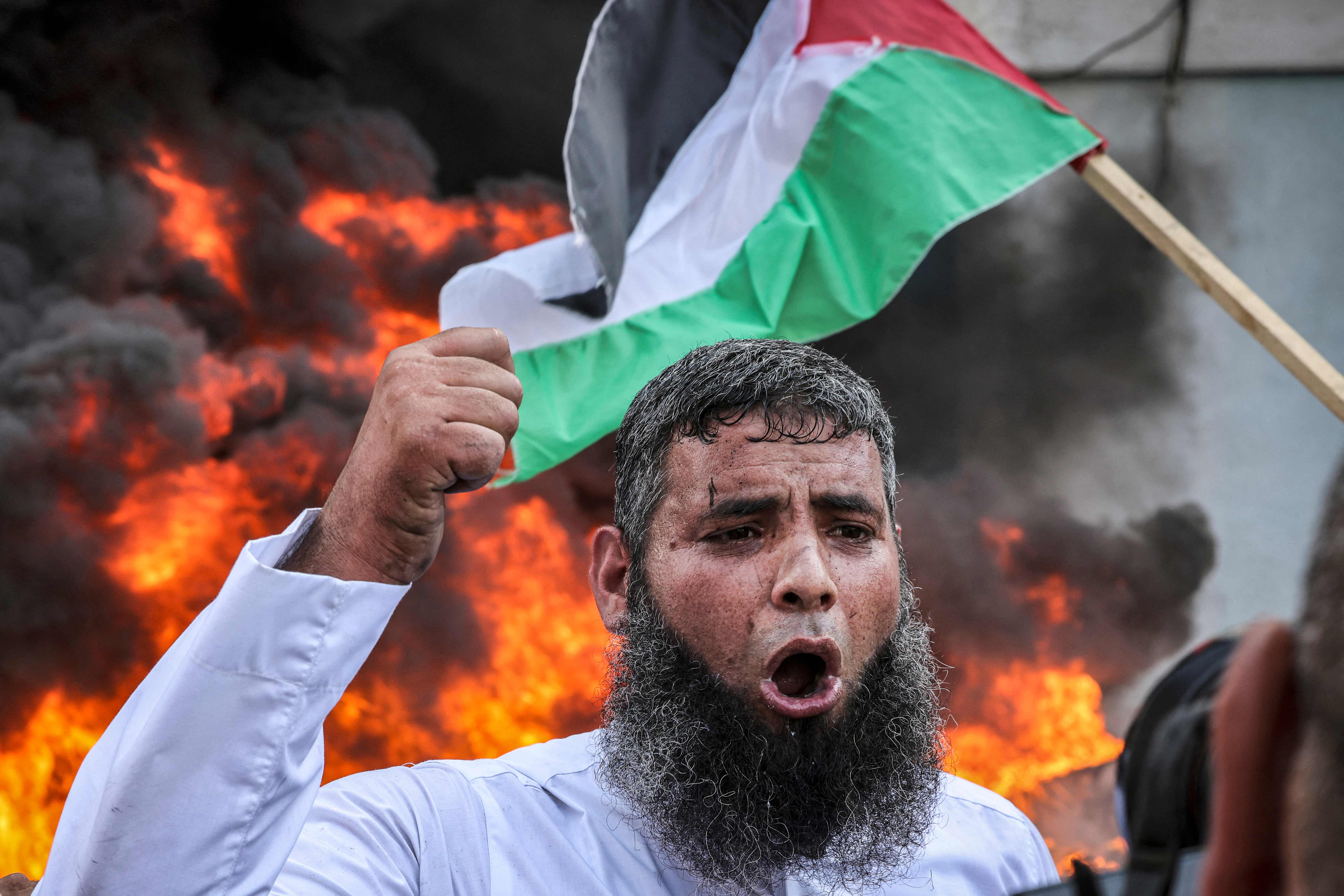 غزيون يتظاهرون احتجاجًا على عدم بناء الأونروا لمنازلهم المدمرة منذ حرب 2014 .. تصوير: "الفرنسية"