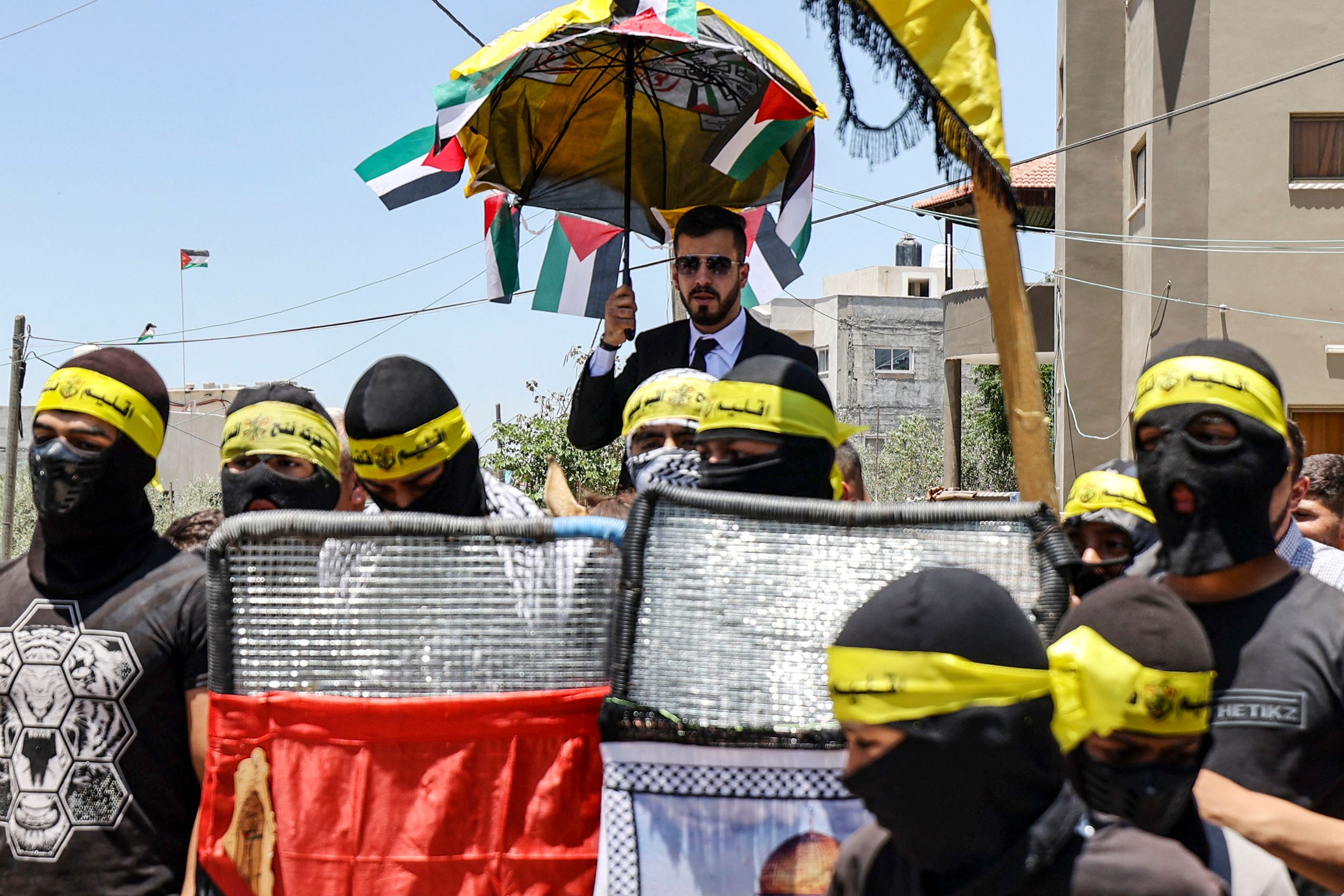 شبان يزفون عريسًا خلال مسيرة رفضًا للاستيطان في كفر قدوم شرق قلقيلية .. تصوير: "الفرنسية"