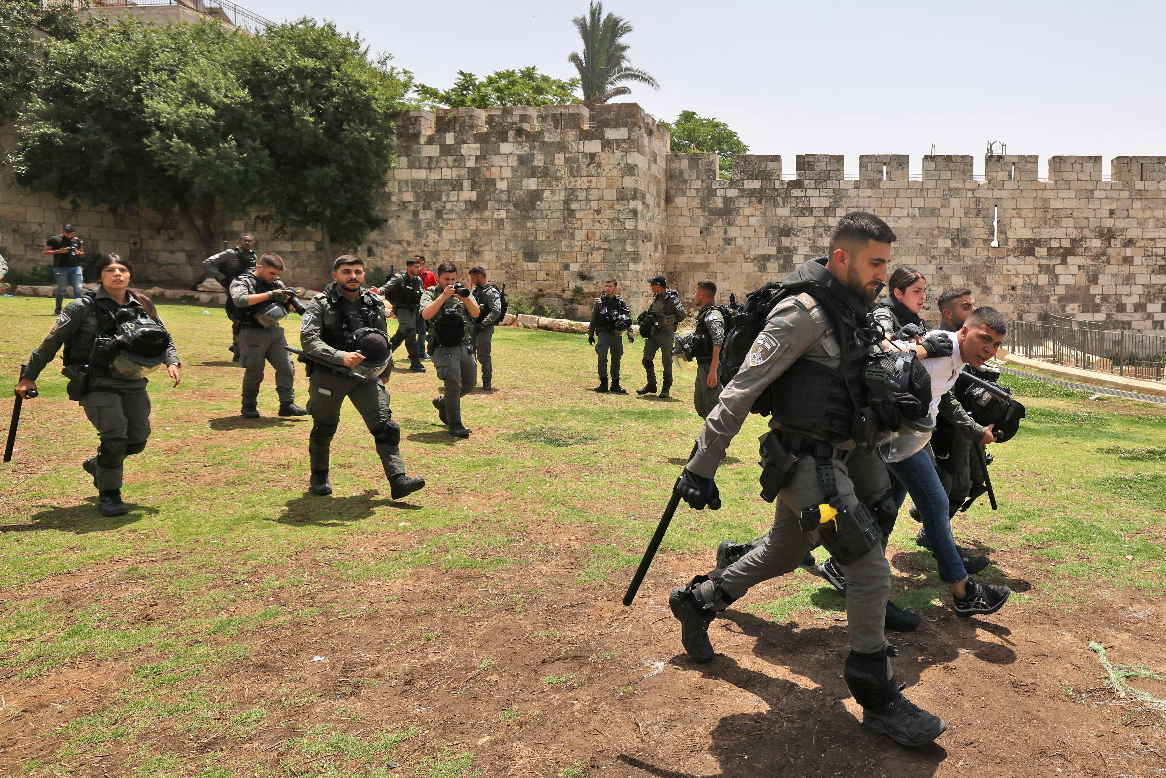 اعتقالات واعتداءات في القدس المحتلة قبيل مسيرة الأعلام الاستفزازية .. تصوير: "الفرنسية"