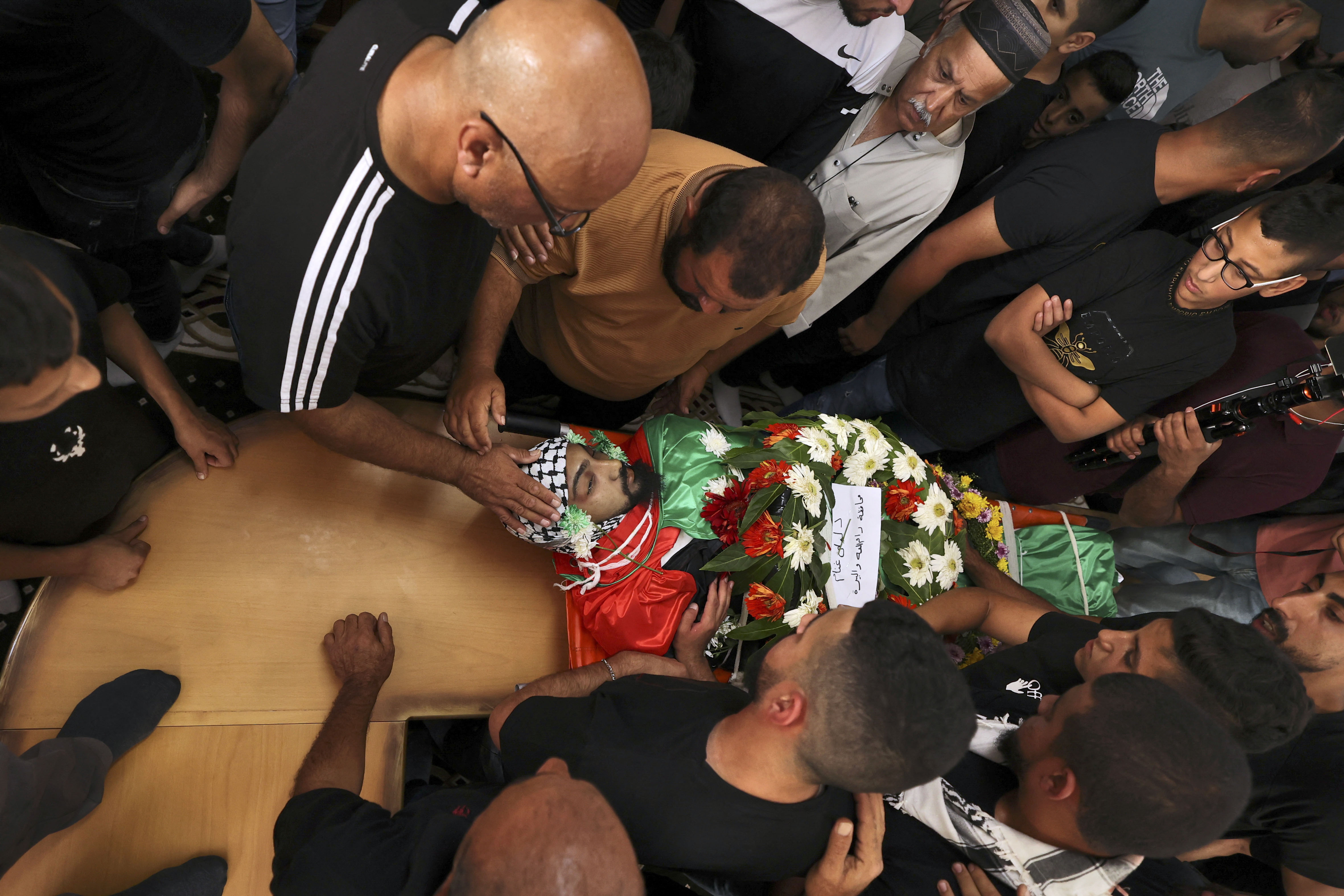 وداع مؤثر لعائلة الشهيد محمد شحام في قلنديا بالقدس المحتلة .. تصوير: "الفرنسية"