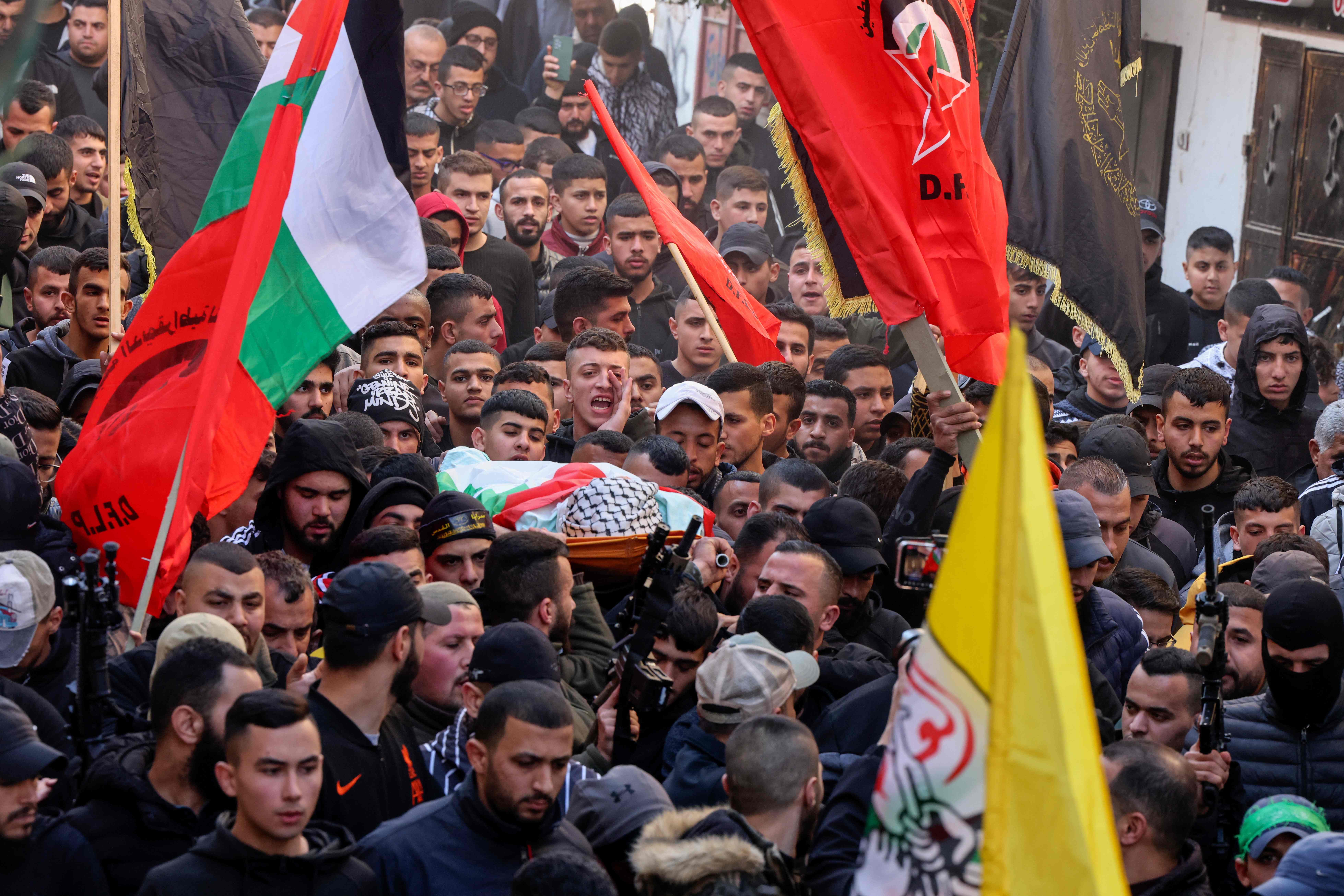 تشييع مؤثر للشهيد الفتى محمود العايدي في طوباس شمال الضفة الغربية .. تصوير: "الفرنسية"