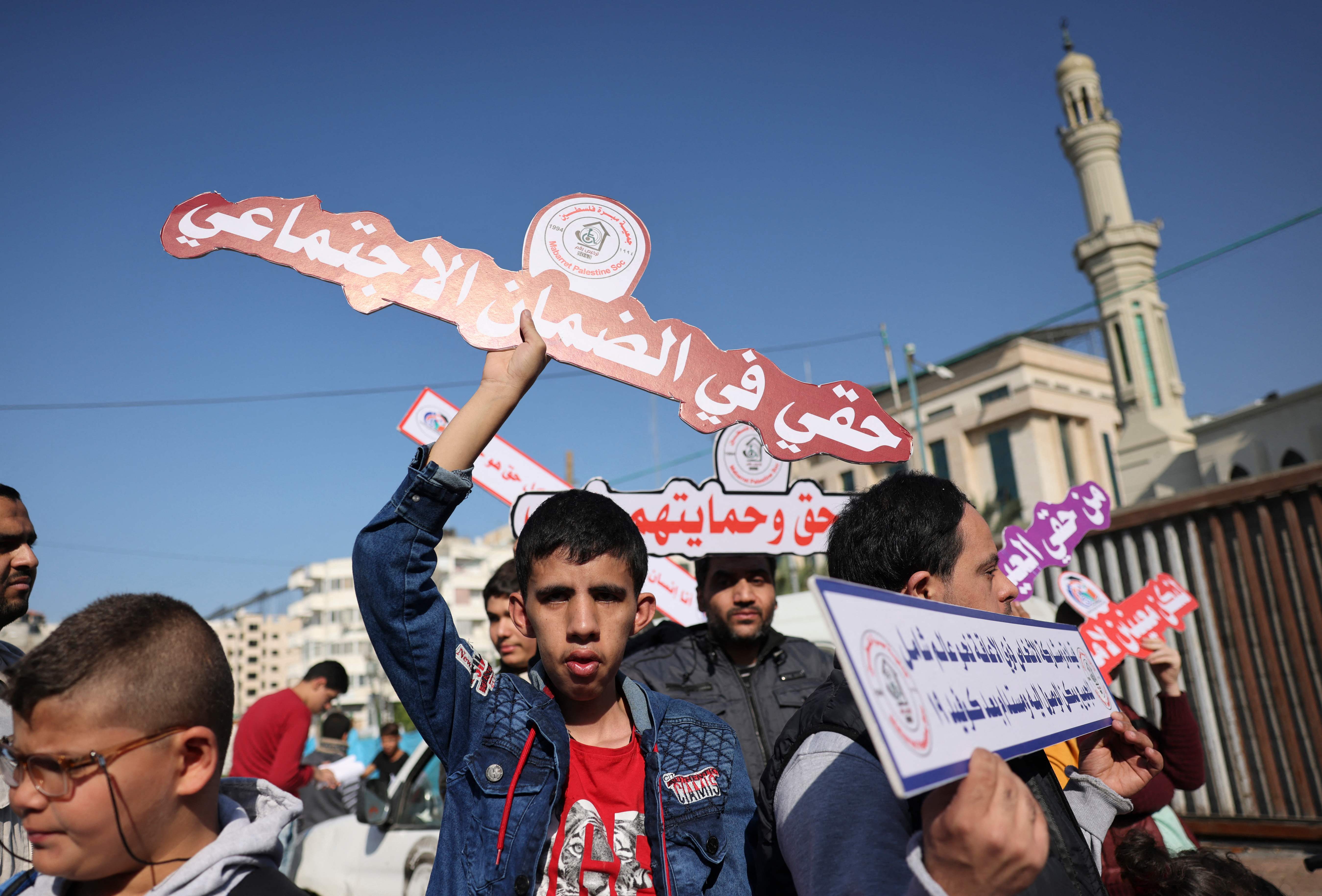غزة: تظاهرة للمطالبة بحقوق ذوي الإعاقة في يومهم العالمي .. تصوير: "الفرنسية"