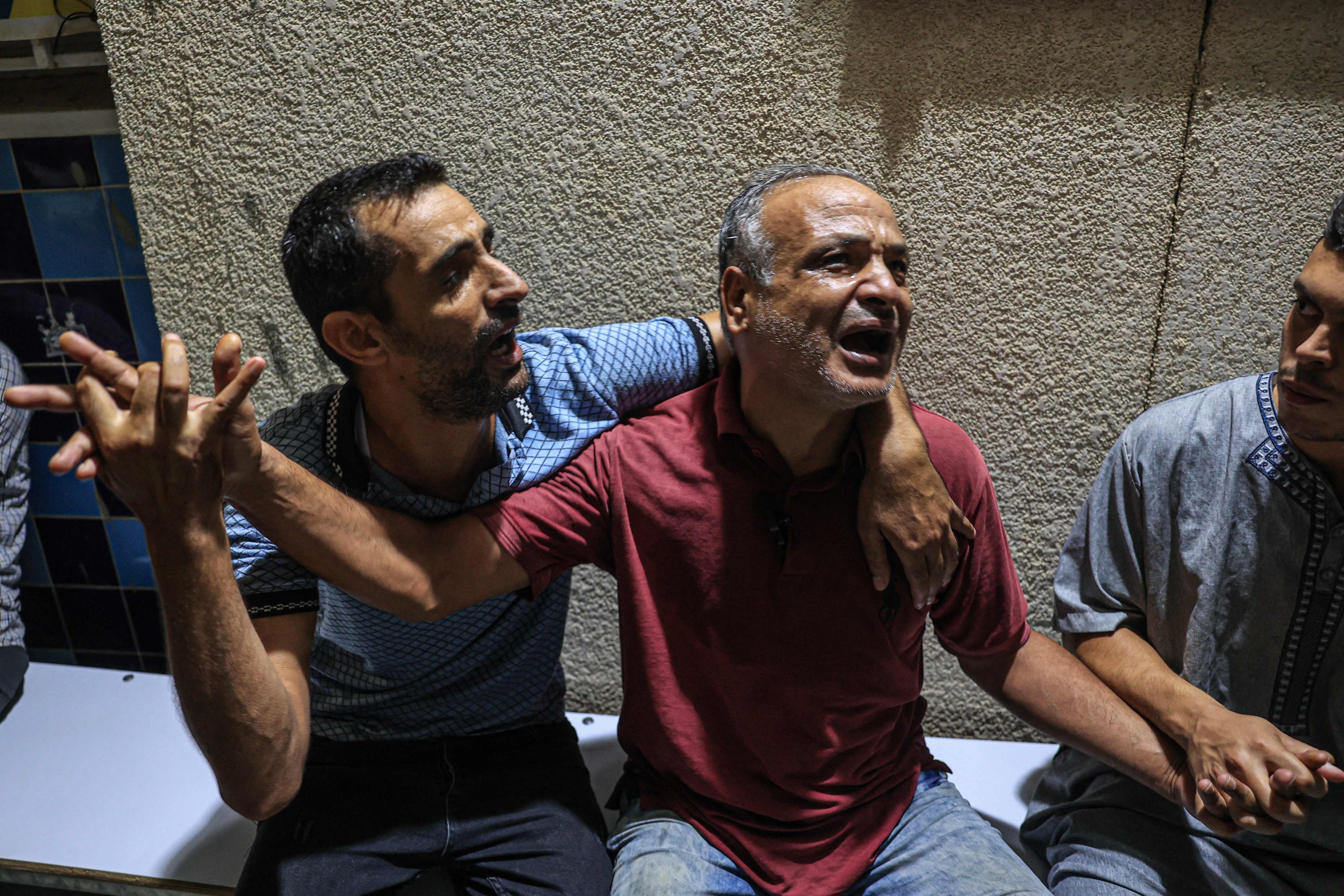لحظات مؤثرة لوداع الشهيد يوسف رضوان الذي استشهد برصاص الاحتلال شرق خانيونس .. تصوير: "الفرنسية"