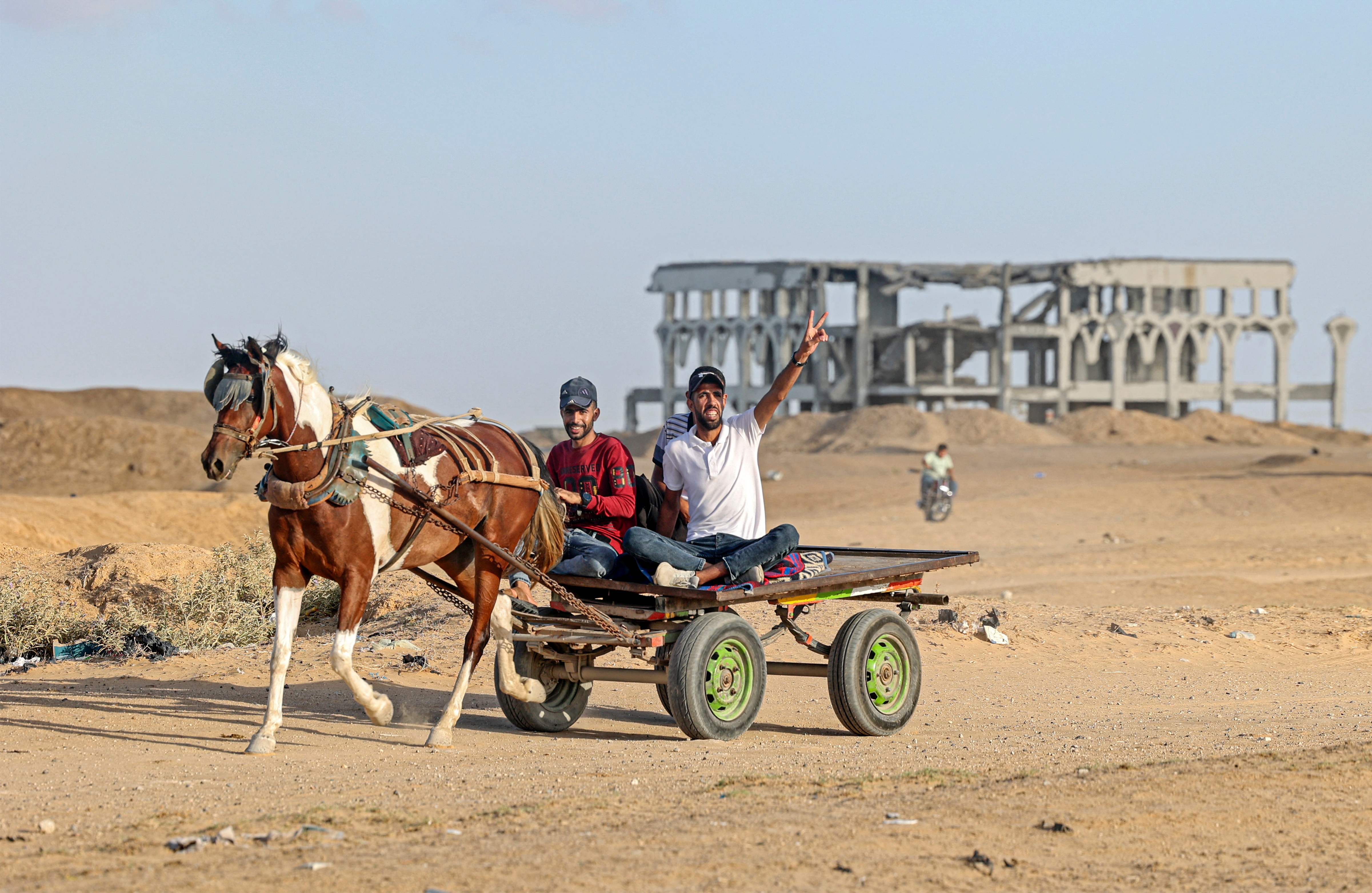 حياة سكان رفح بالقرب من مطار غزة الدولي المدمر .. تصوير: "الفرنسية"