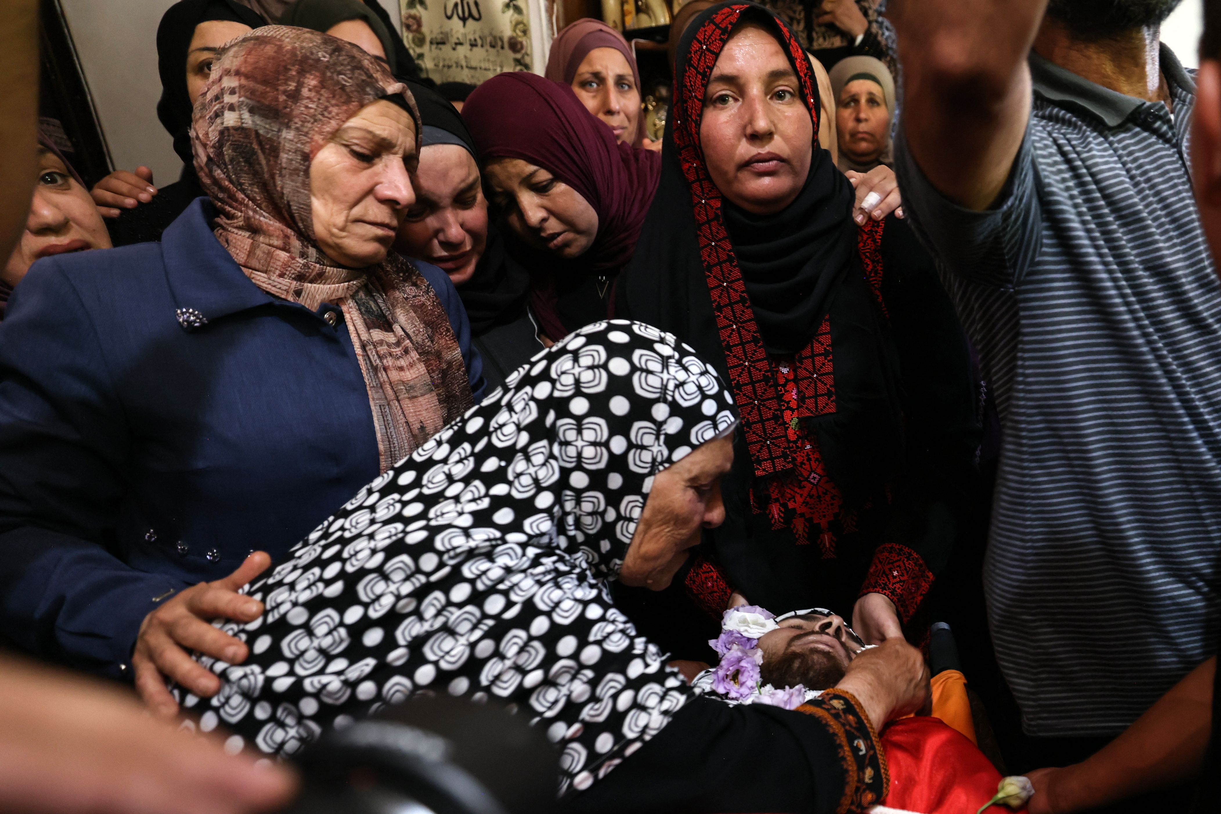 وداع مؤثر للشهيد عبد الجواد حمدان صالح في عارورة قضاء رام الله .. تصوير: "الفرنسية"