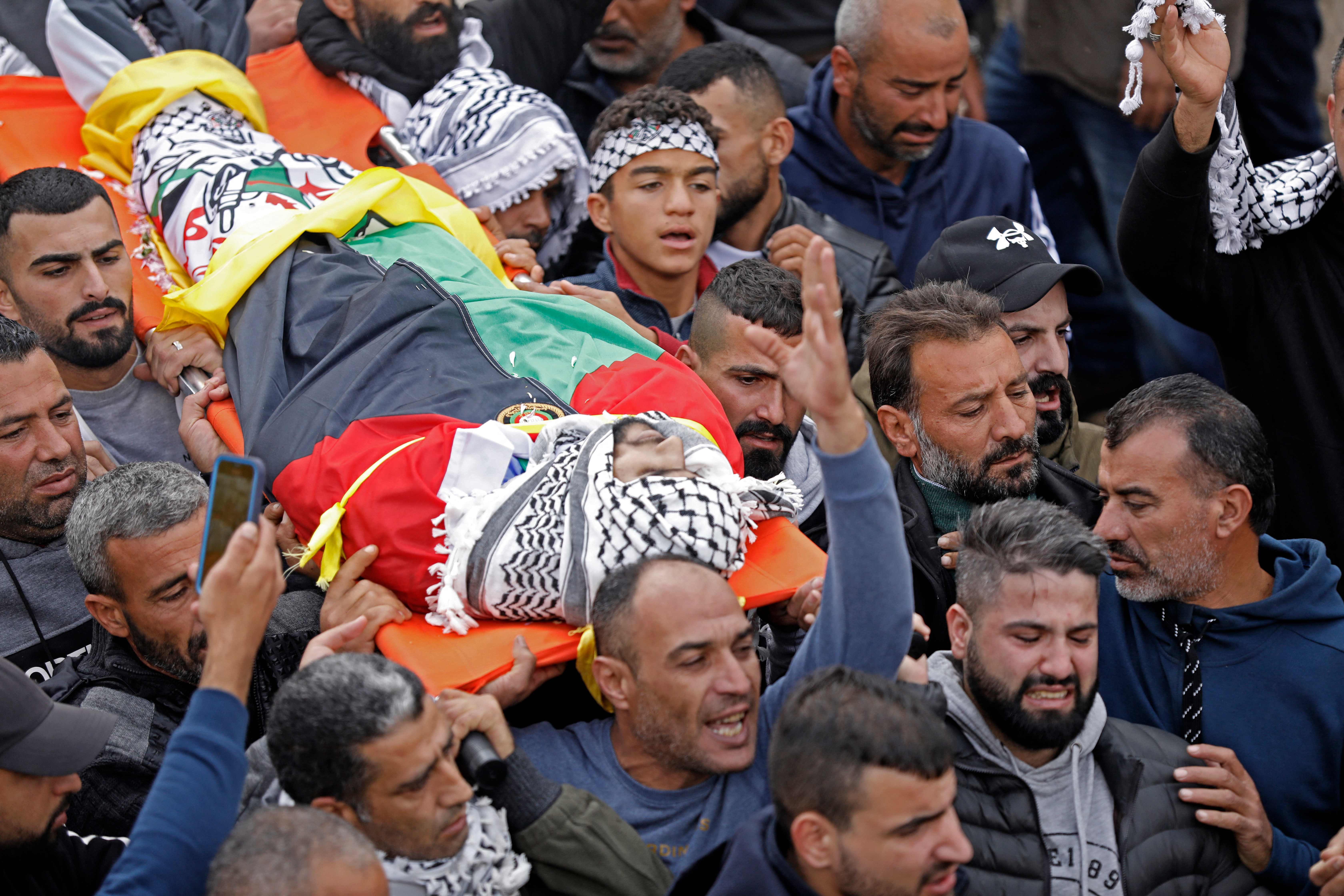 من تشييع الشهيد رائد النعسان في المغير برام الله .. تصوير: "الفرنسية"