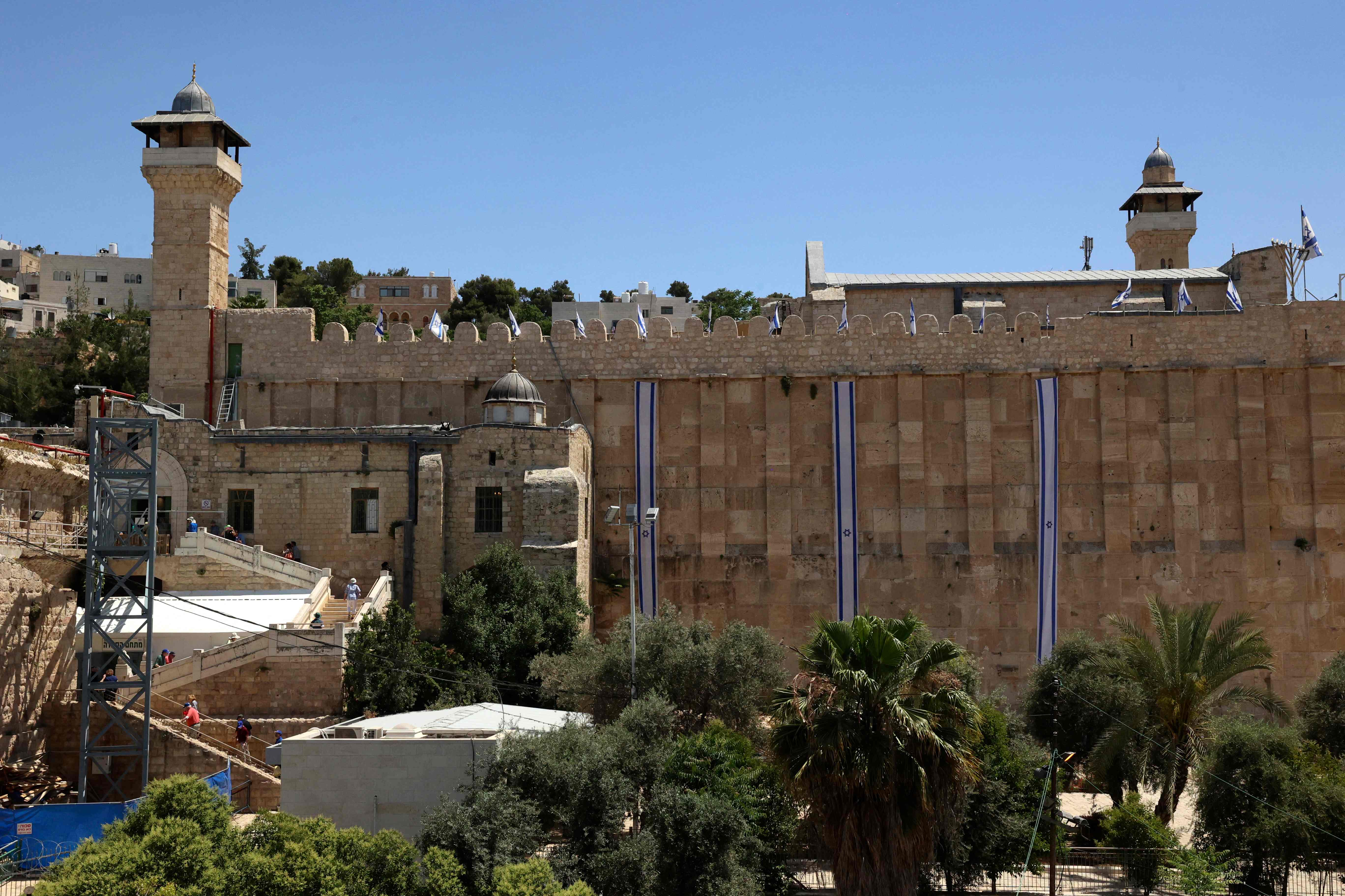 المسجد الإبراهيمي ومحاولات إسرائيلية مستمرة لتهويده .. تصوير: "الفرنسية"