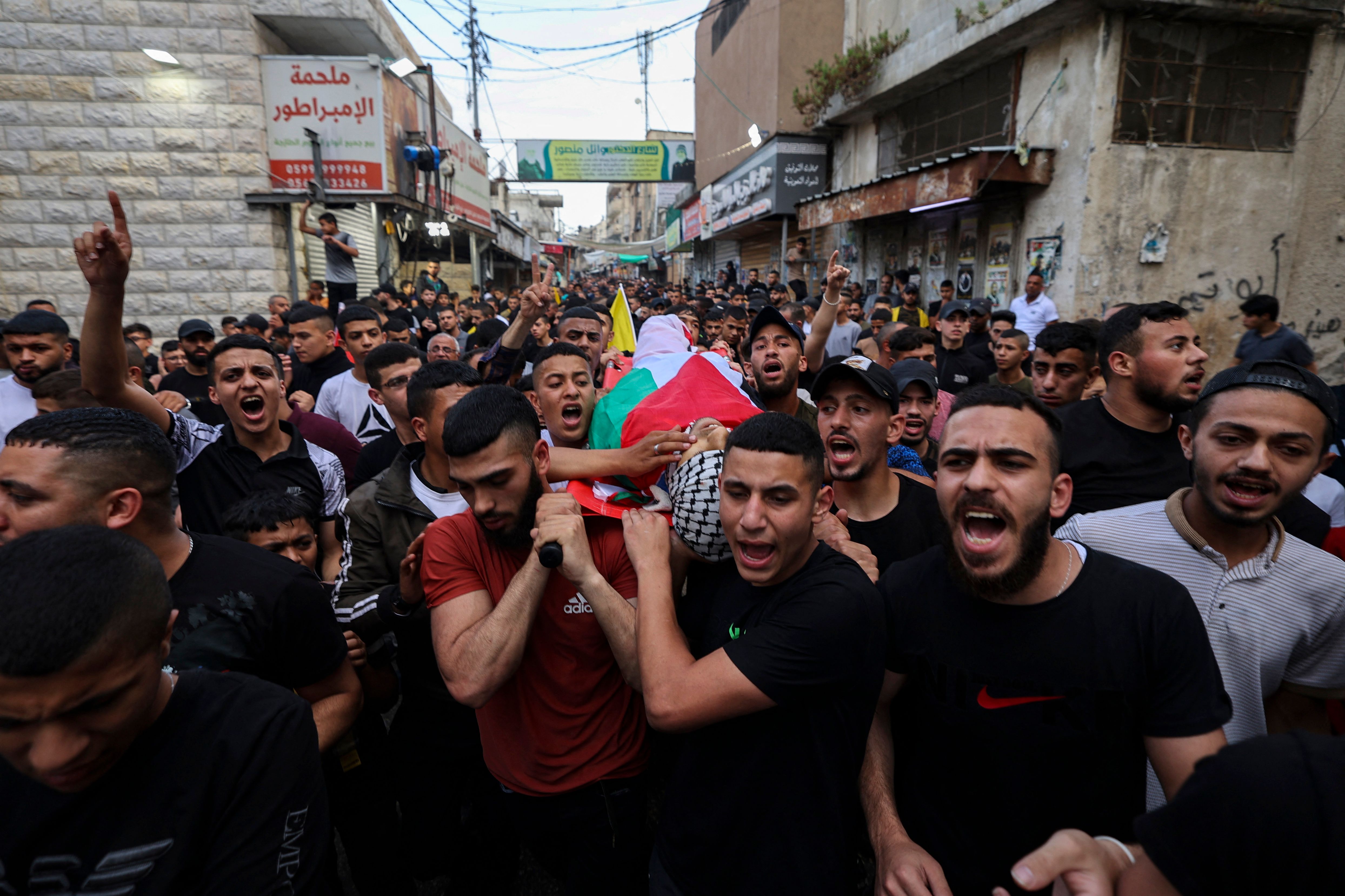 وداع مفجع للشهيد فارس حشاش في مخيم بلاطة .. تصوير: "الفرنسية"