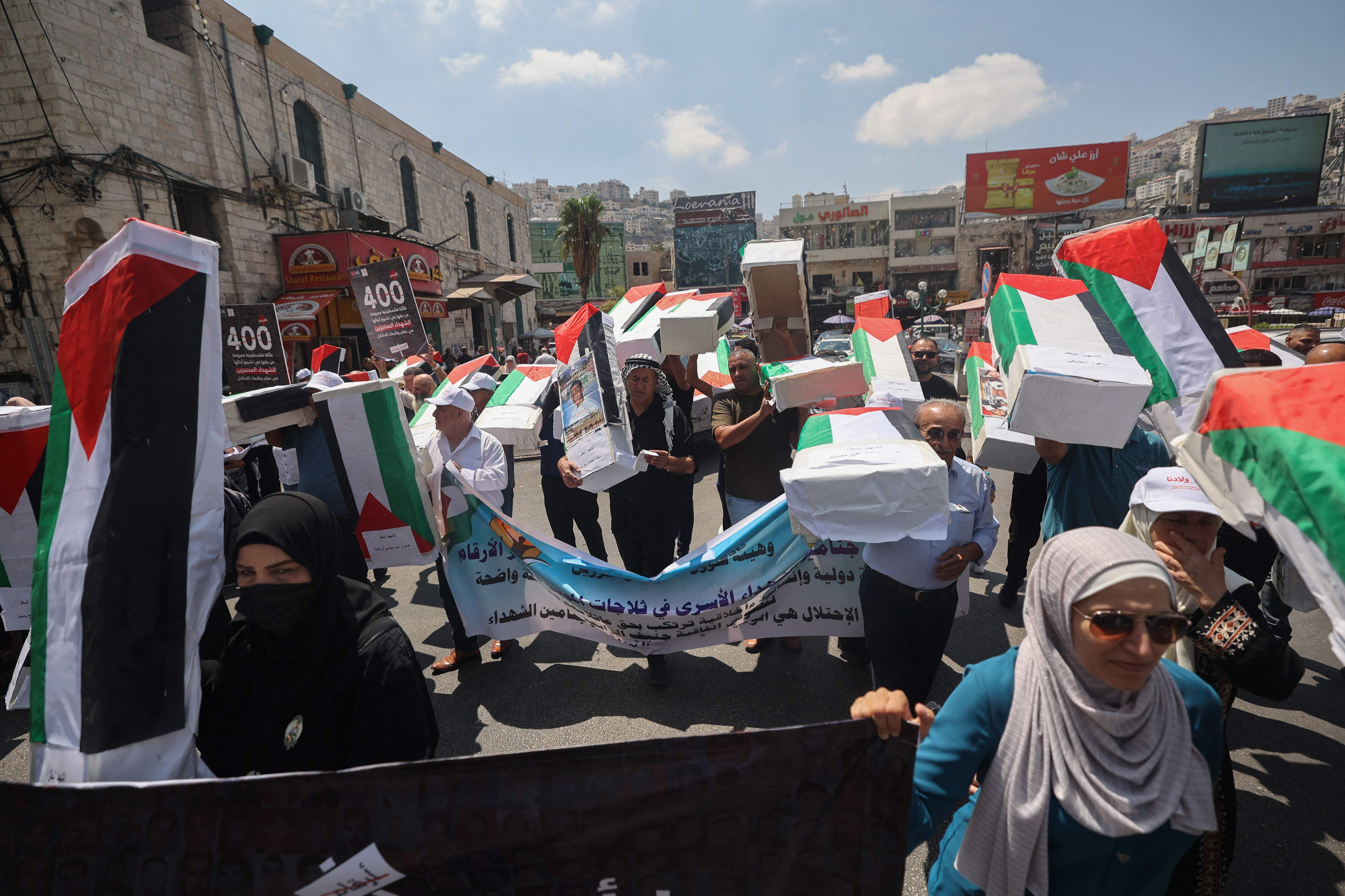 فلسطينيون يشاركون في حملة للمطالبة باسترداد جثامين الشهداء المحتجزة من قبل الاحتلال .. تصوير: "الفرنسية"