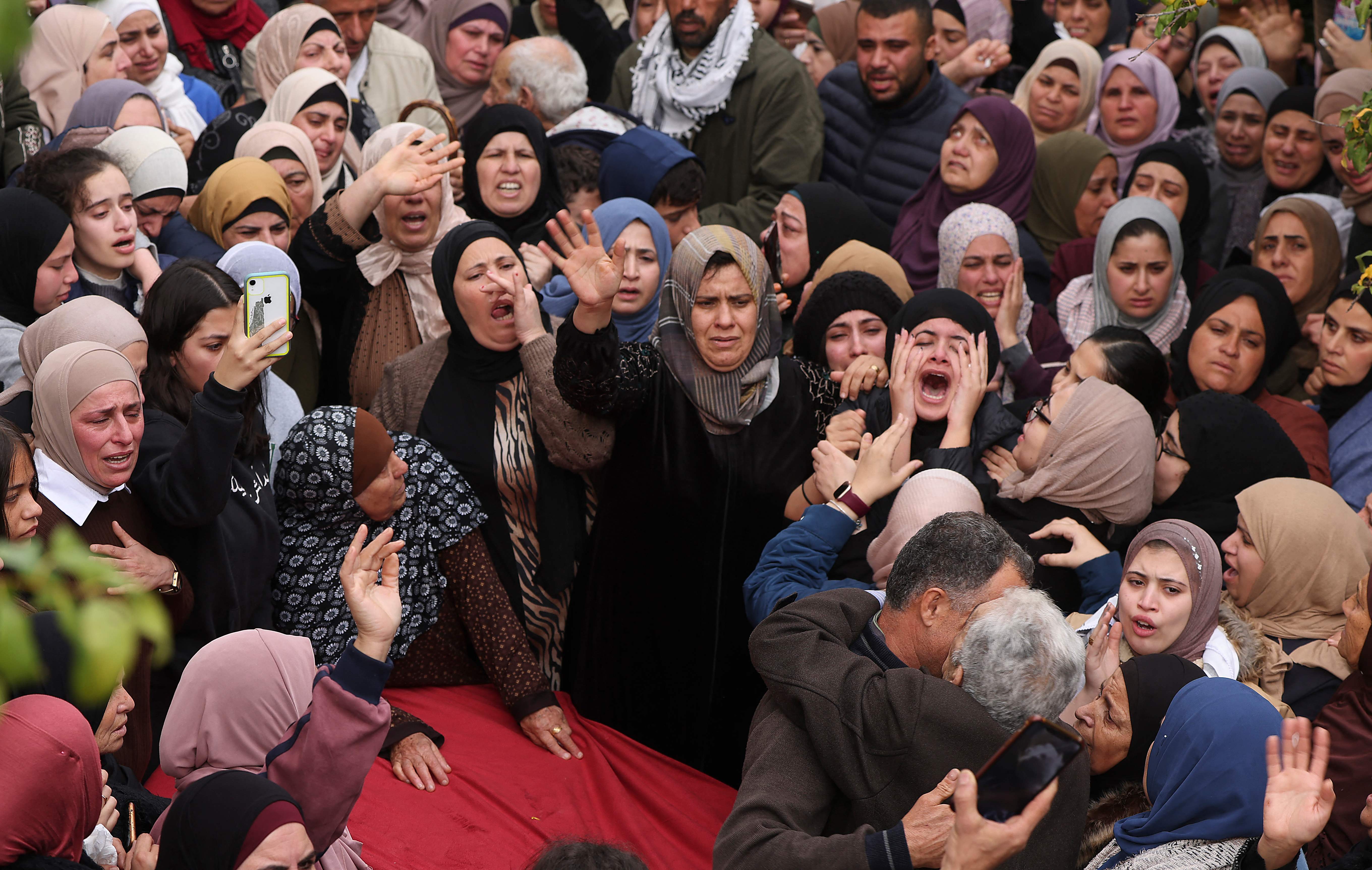 من تشييع الشهيدين الشقيقين جواد وظافر ريماوي .. تصوير: "الفرنسية"