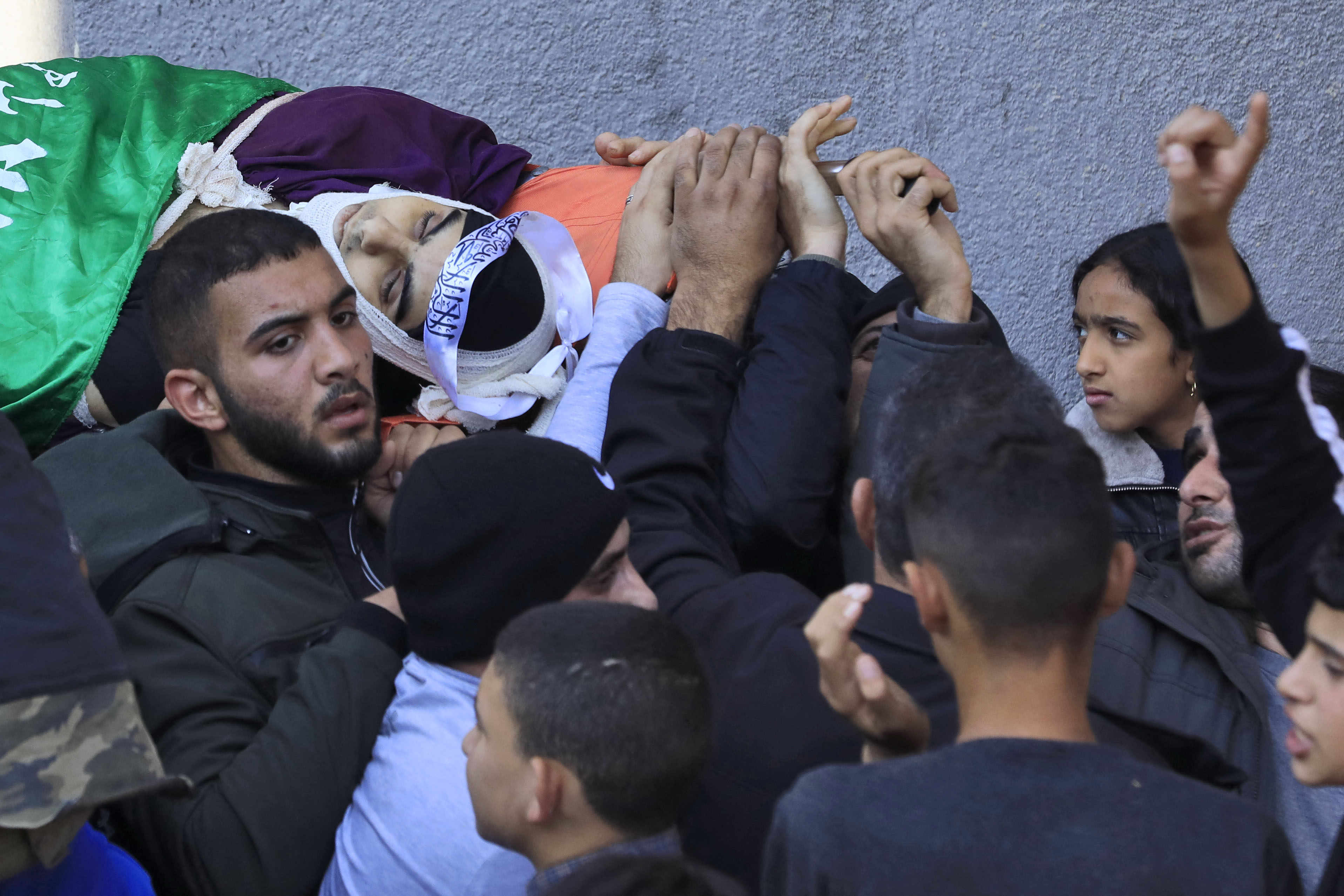تشييع مؤثر للشهيد أحمد دراغمة في نابلس .. تصوير: "الفرنسية"
