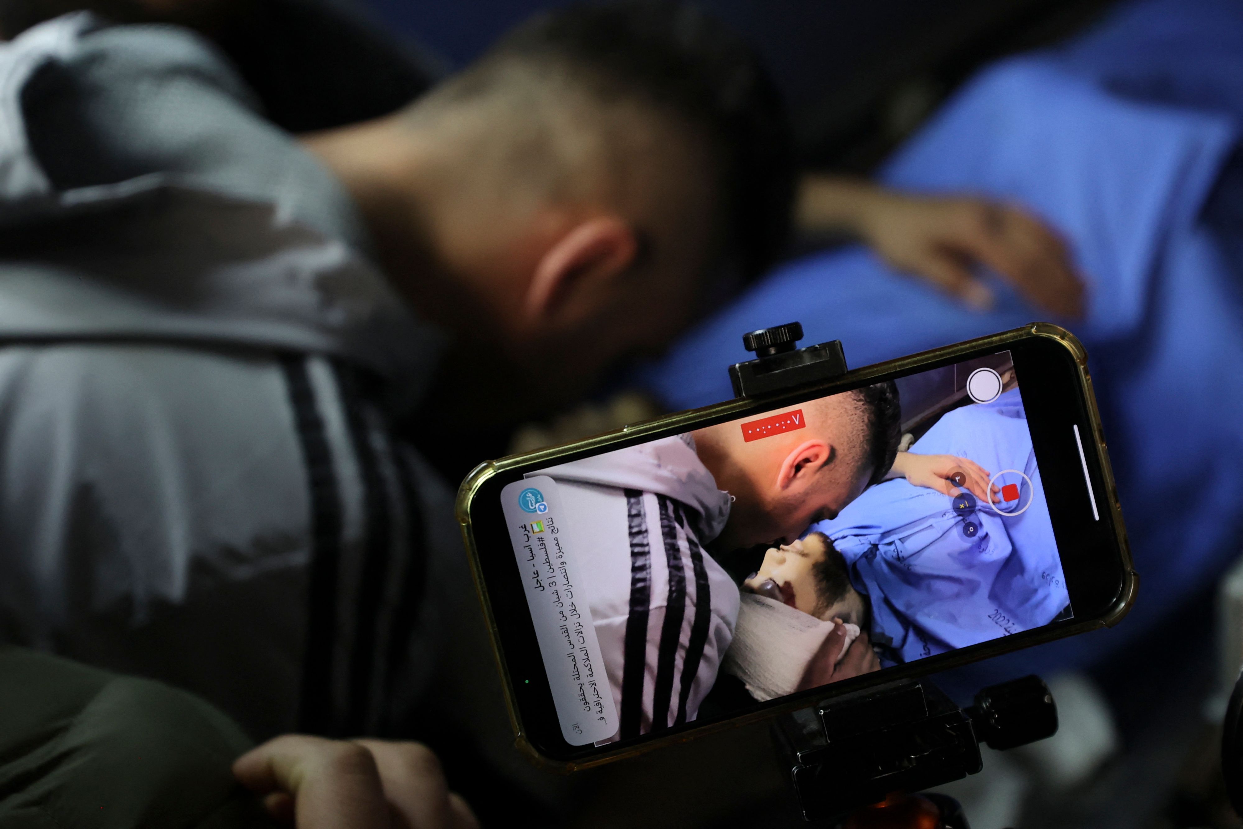 من وداع الشهيد أحمد أبو جنيد في نابلس .. تصوير: "الفرنسية"