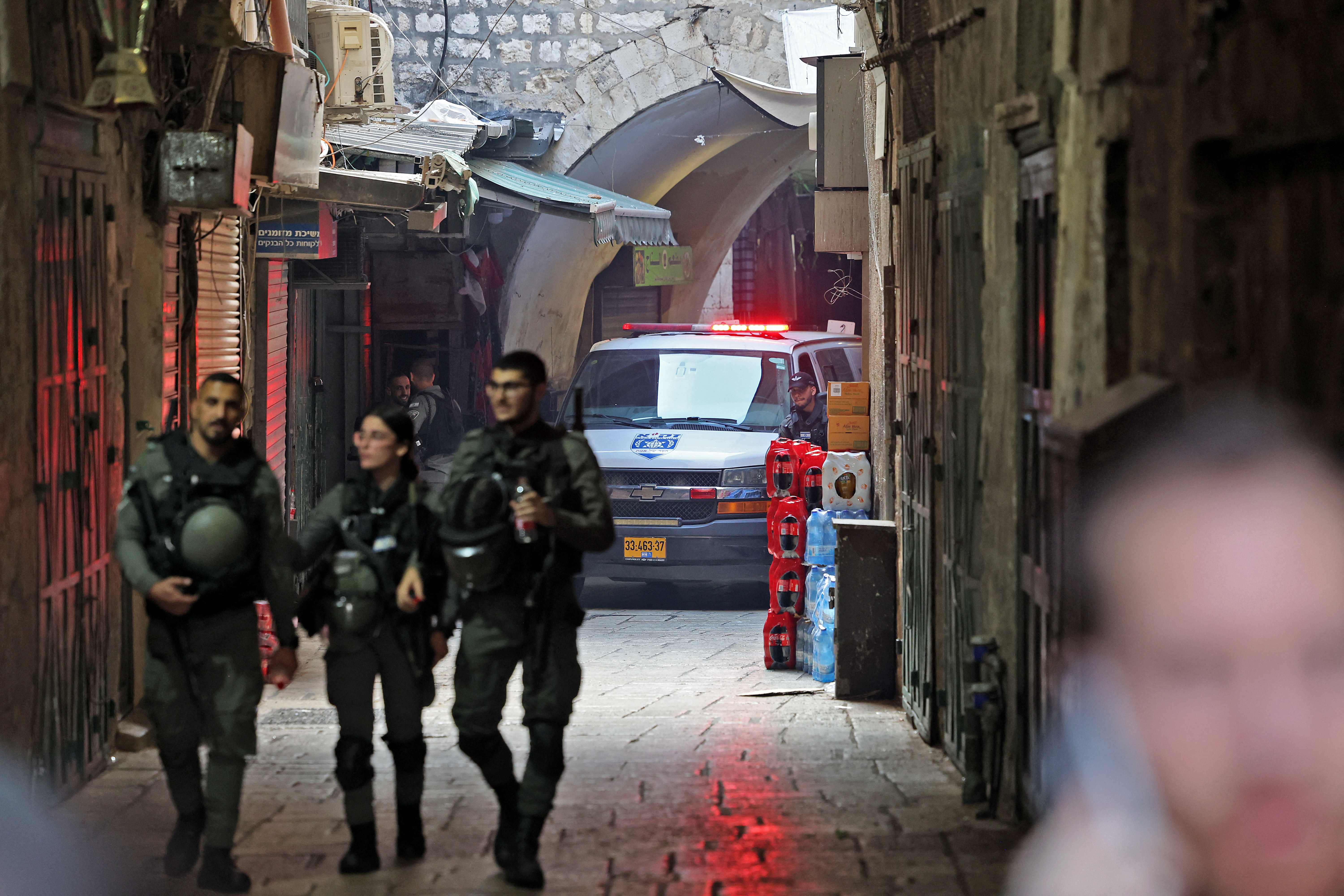 من مكان عملية الطعن في القدس المحتلة .. تصوير: "الفرنسية"