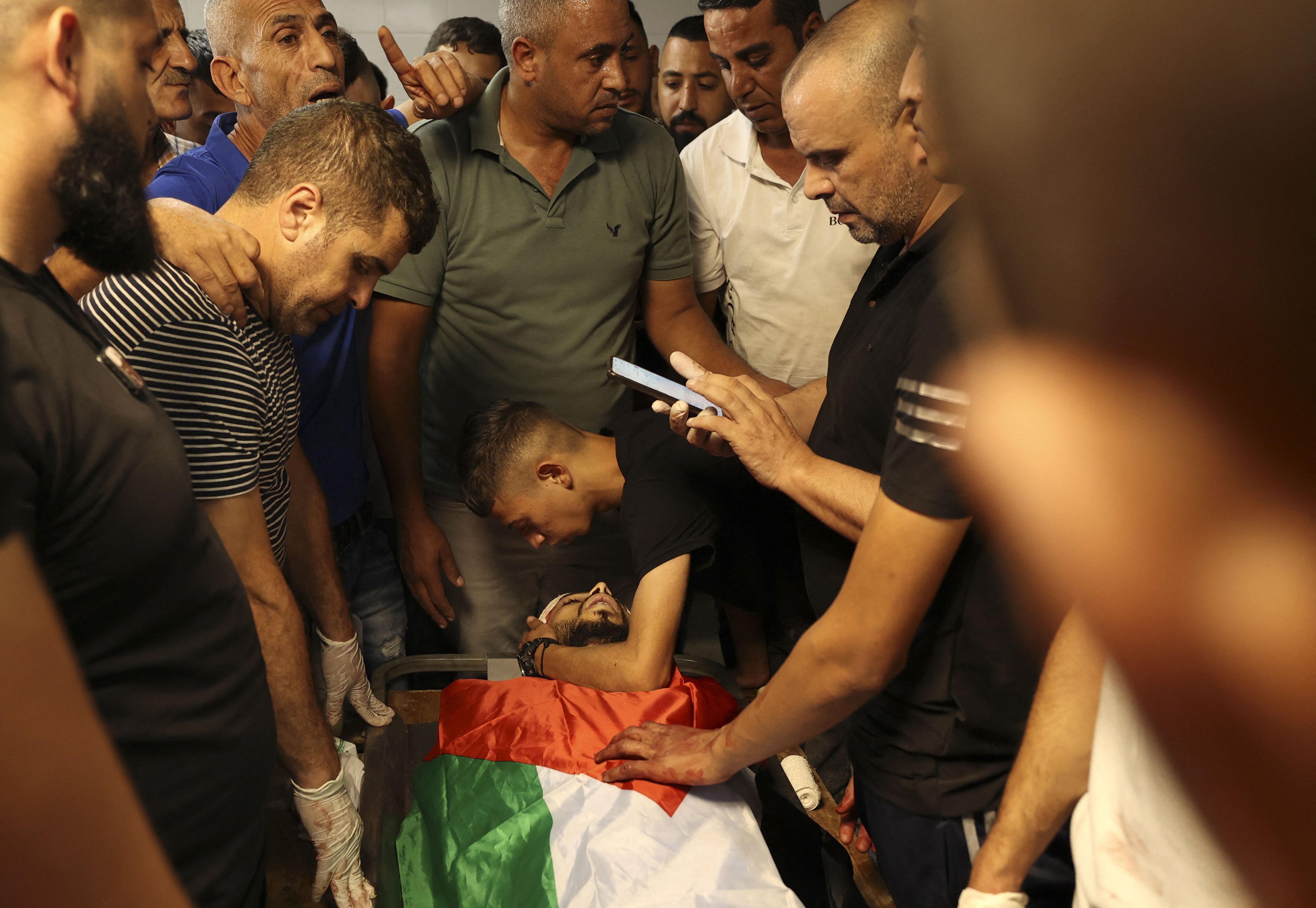 من وداع الشهيد علاء زغل في نابلس .. تصوير: "الفرنسية"