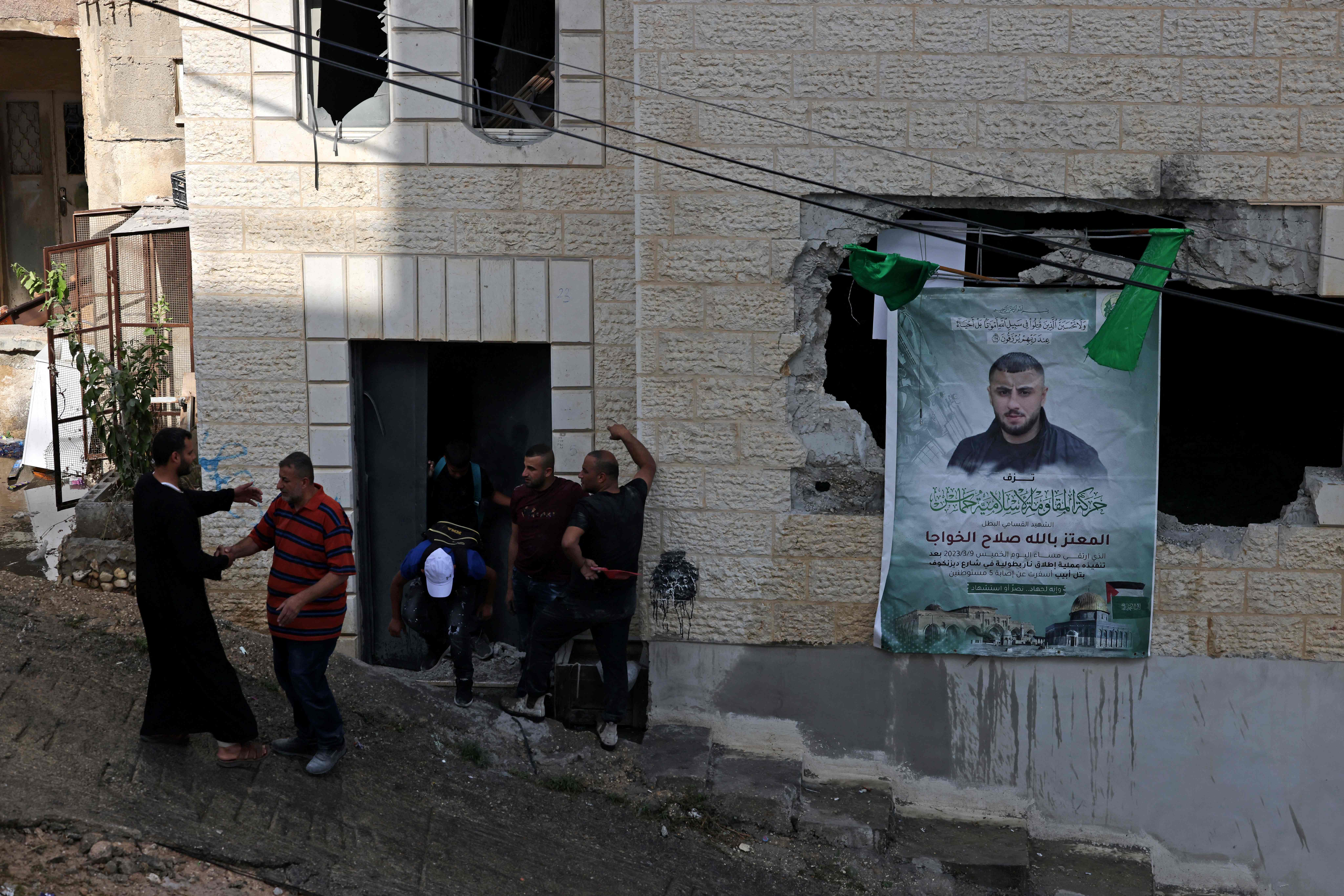 الاحتلال يفجر شقة سكنية لعائلة الشهيد معتز الخواجا في نعلين .. تصوير: "الفرنسية"