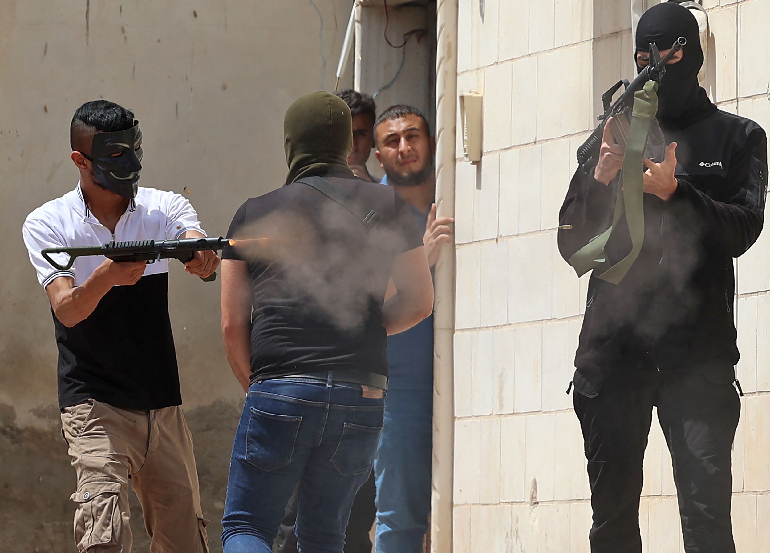مقاومون يشتبكون مع الاحتلال في مخيم جنين .. تصوير: "الفرنسية"