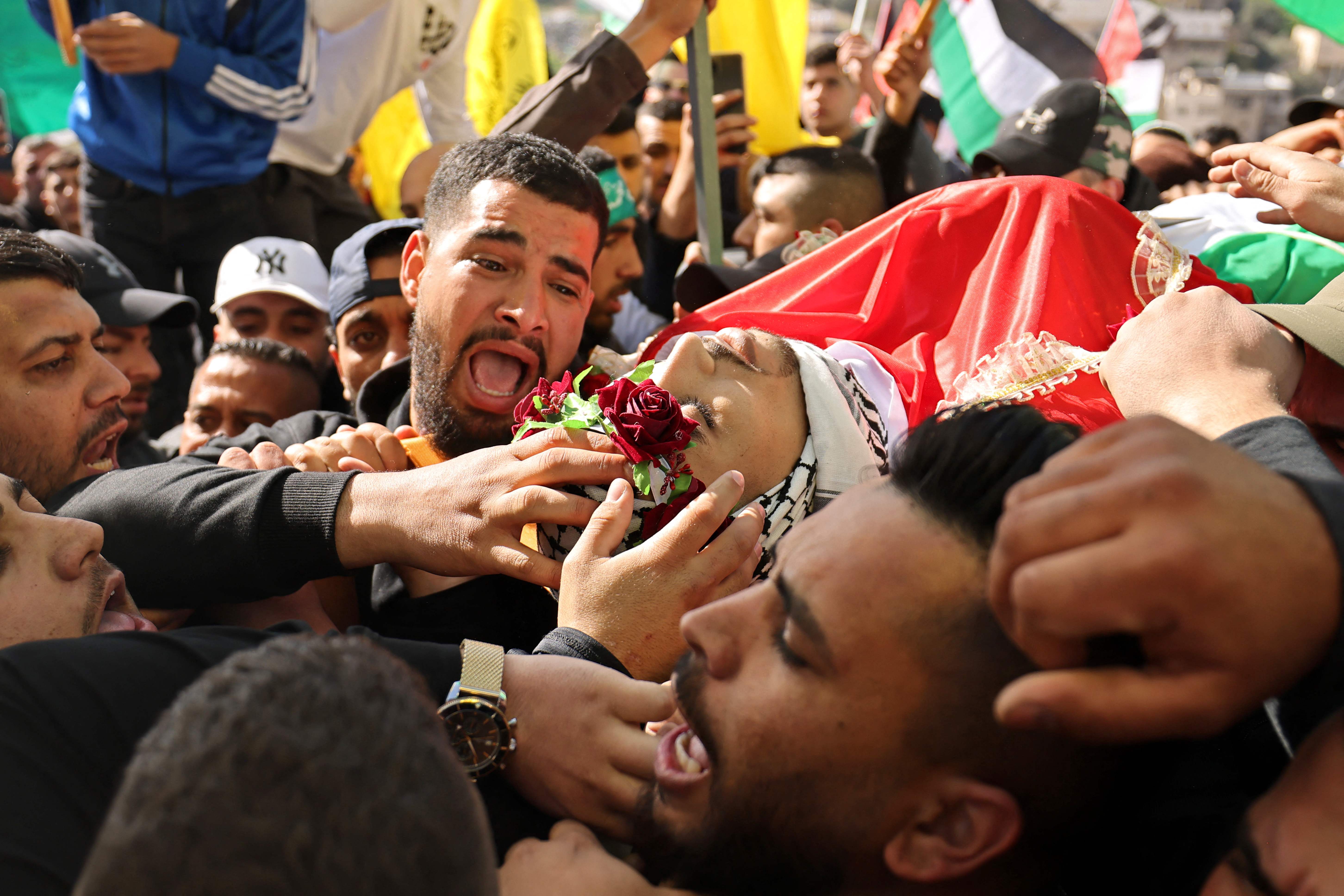 من تشييع الشهيد يوسف محيسن في بلدة الرام بالقدس المحتلة .. تصوير: "الفرنسية"