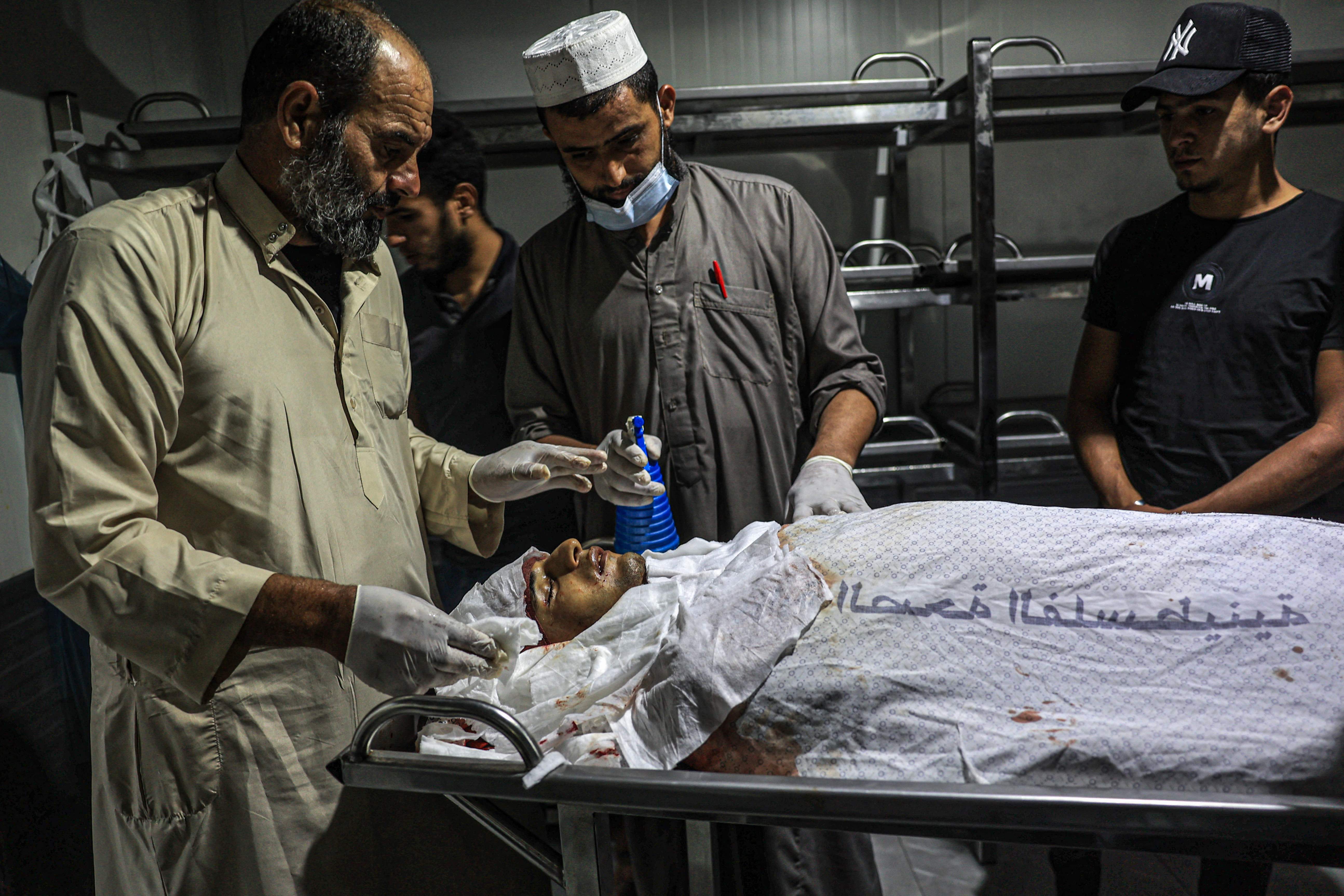 لحظات مؤثرة لوداع الشهيد يوسف رضوان الذي استشهد برصاص الاحتلال شرق خانيونس .. تصوير: "الفرنسية"