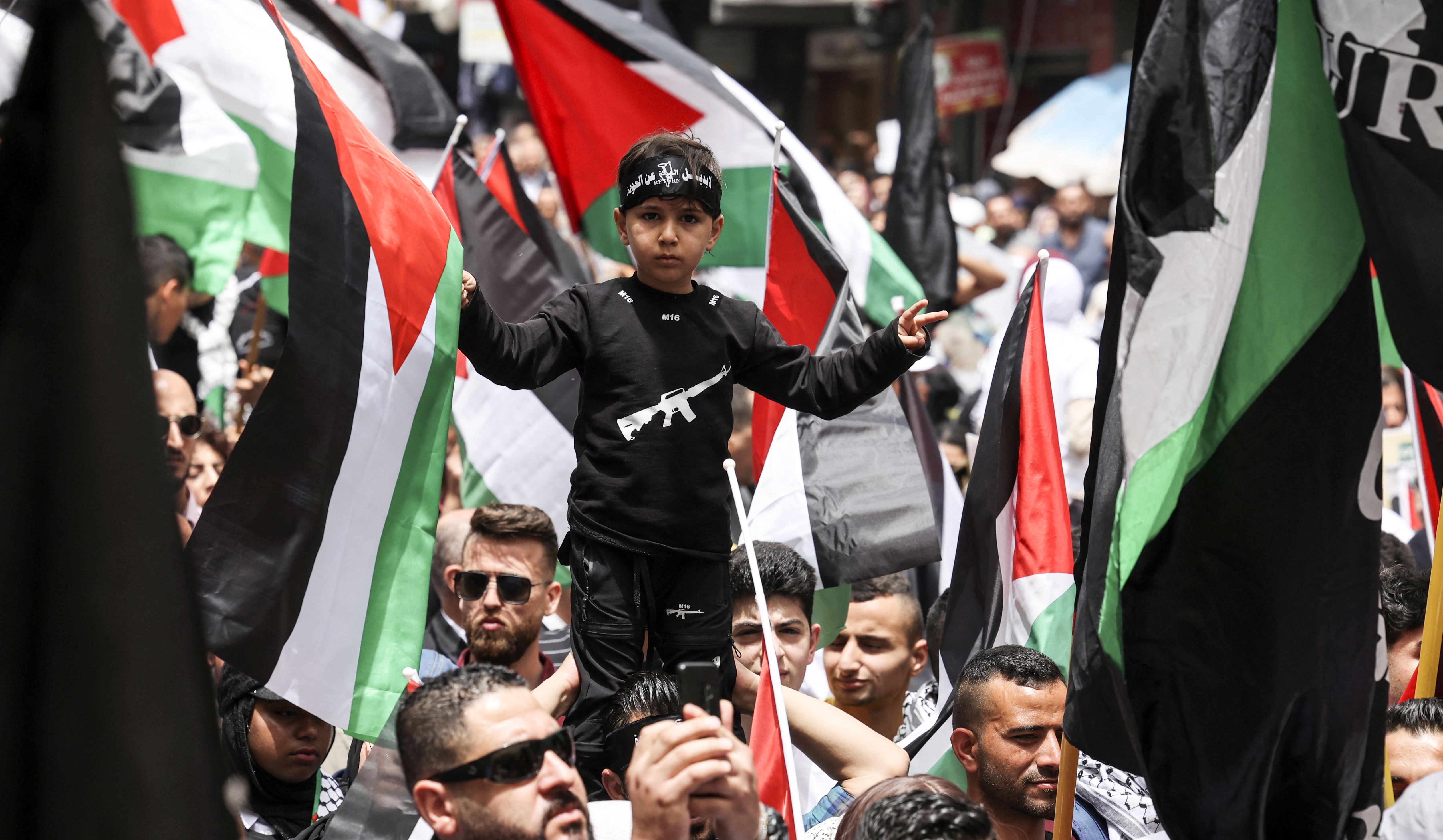 فلسطينيون في رام الله يحيون ذكرى النكبة الـ 74 .. تصوير: "الفرنسية"