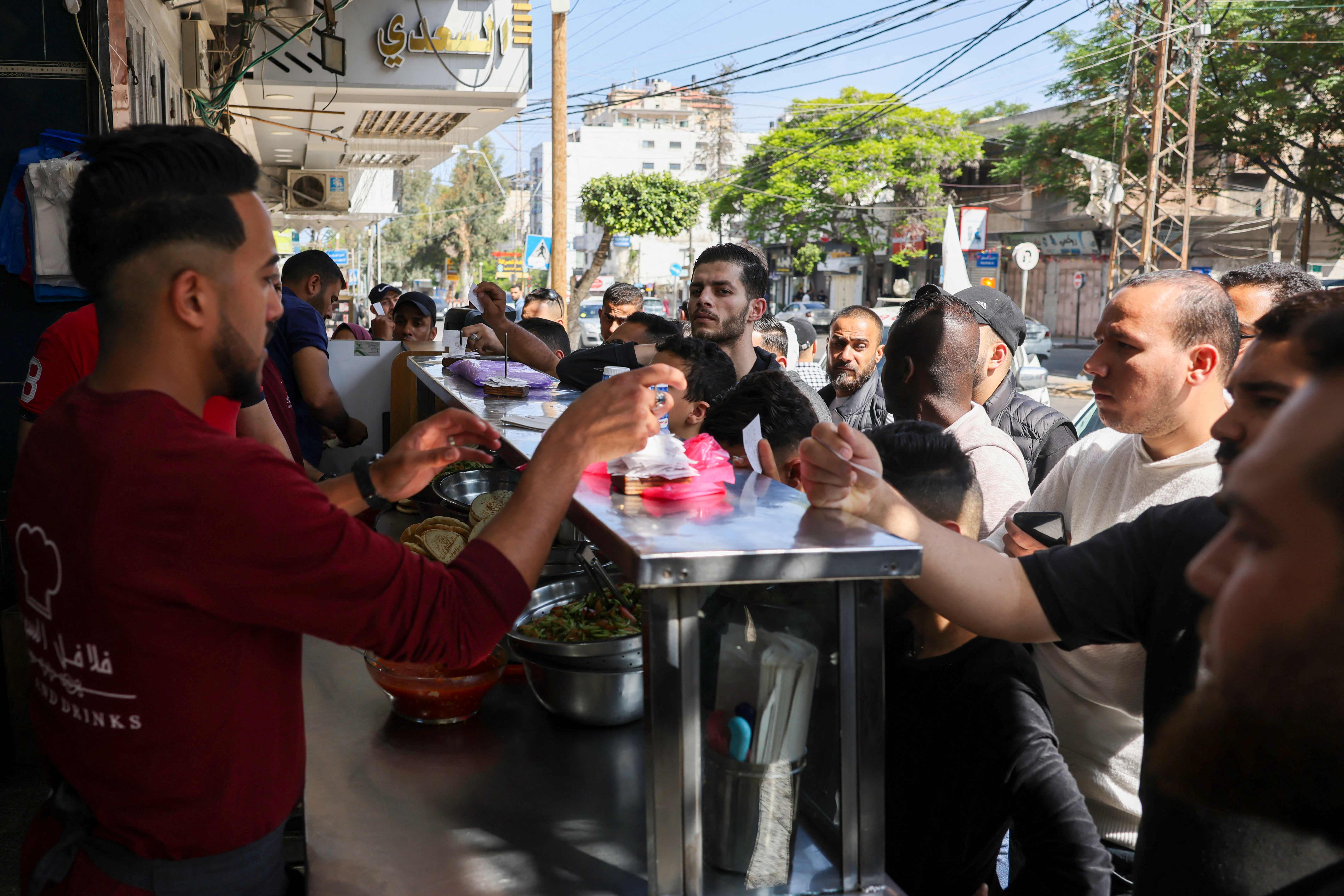 غزة تحاول لملمة جراحها والعودة للحياة الطبيعية .. تصوير: "الفرنسية"