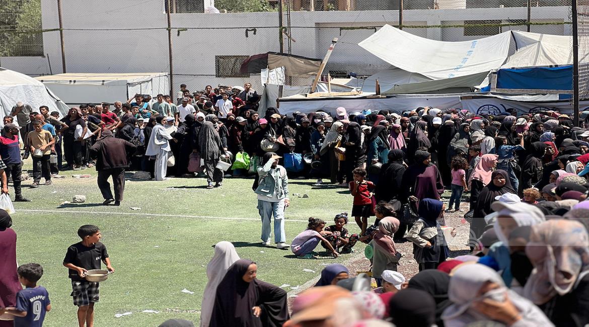 غزة: نازحون يتدافعون للحصول على طعام من تكية خيرية في مخيم النصيرات وسط قطاع غزة