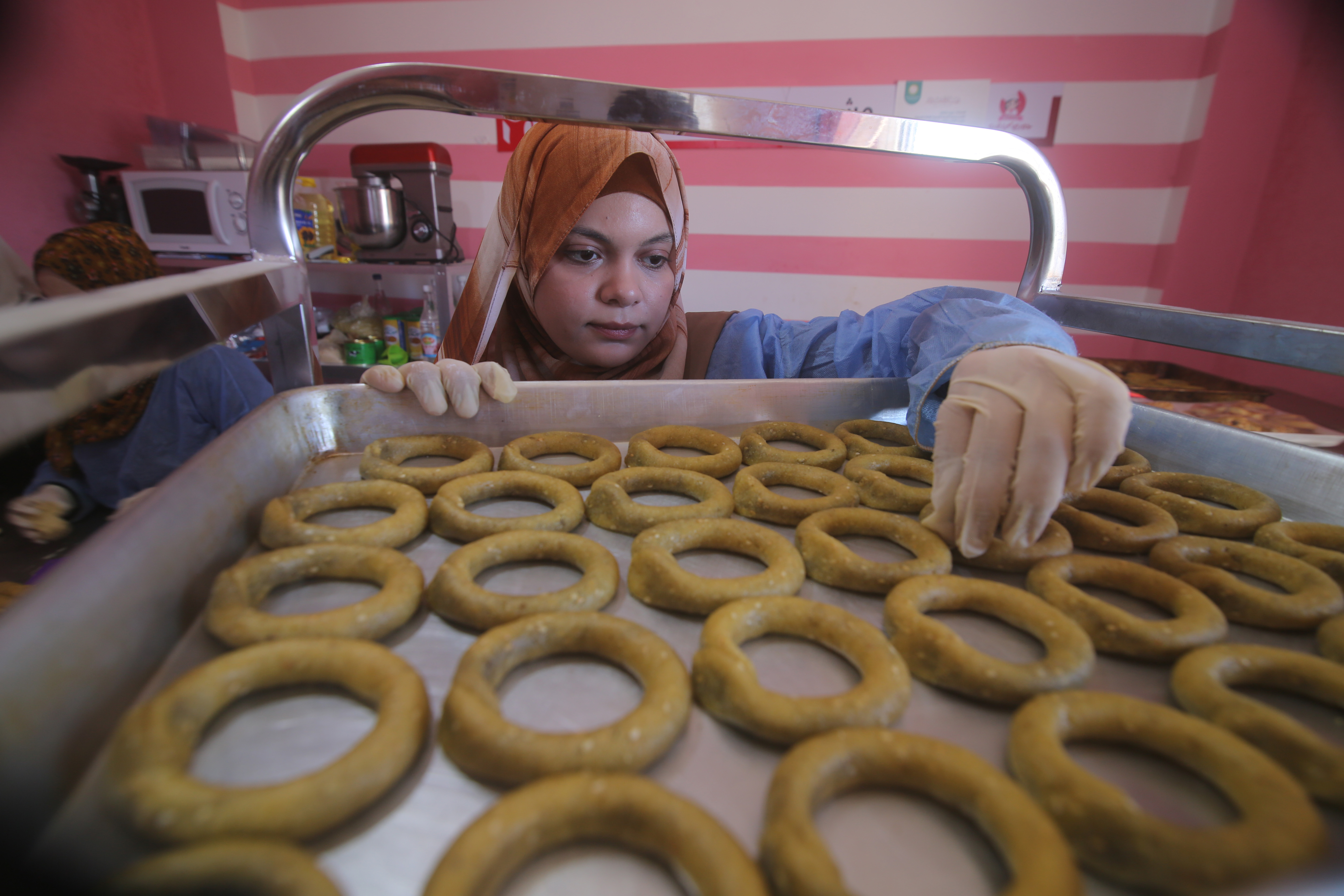  غزة: تجهيز الكعك لعيد الأضحى .. تصوير: "الفرنسية" 