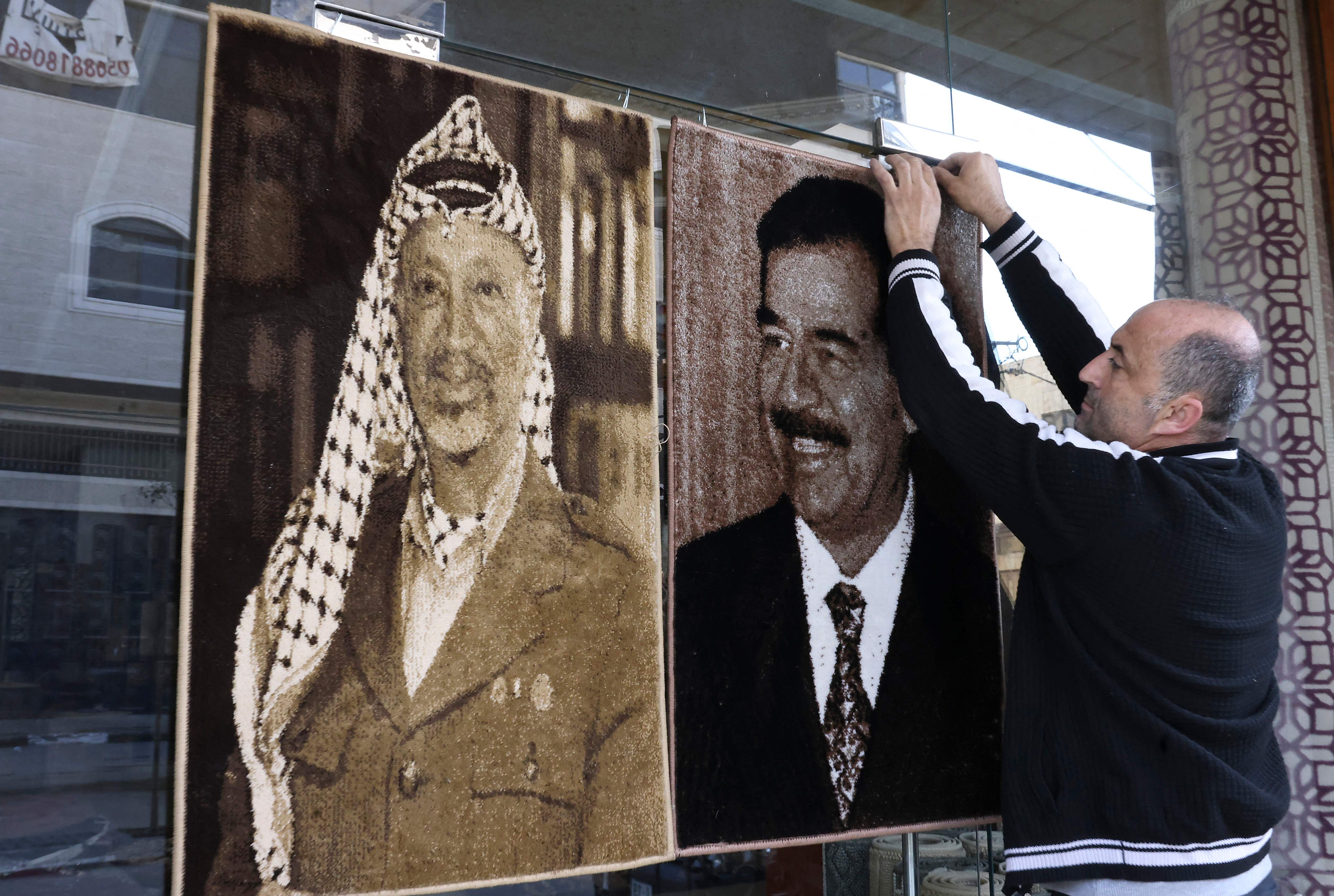  فلسطينيون يستذكرون رئيسهم الراحل ياسر عرفات بعد 18 عامًا على استشهاده.. تصوير: "الفرنسية" 