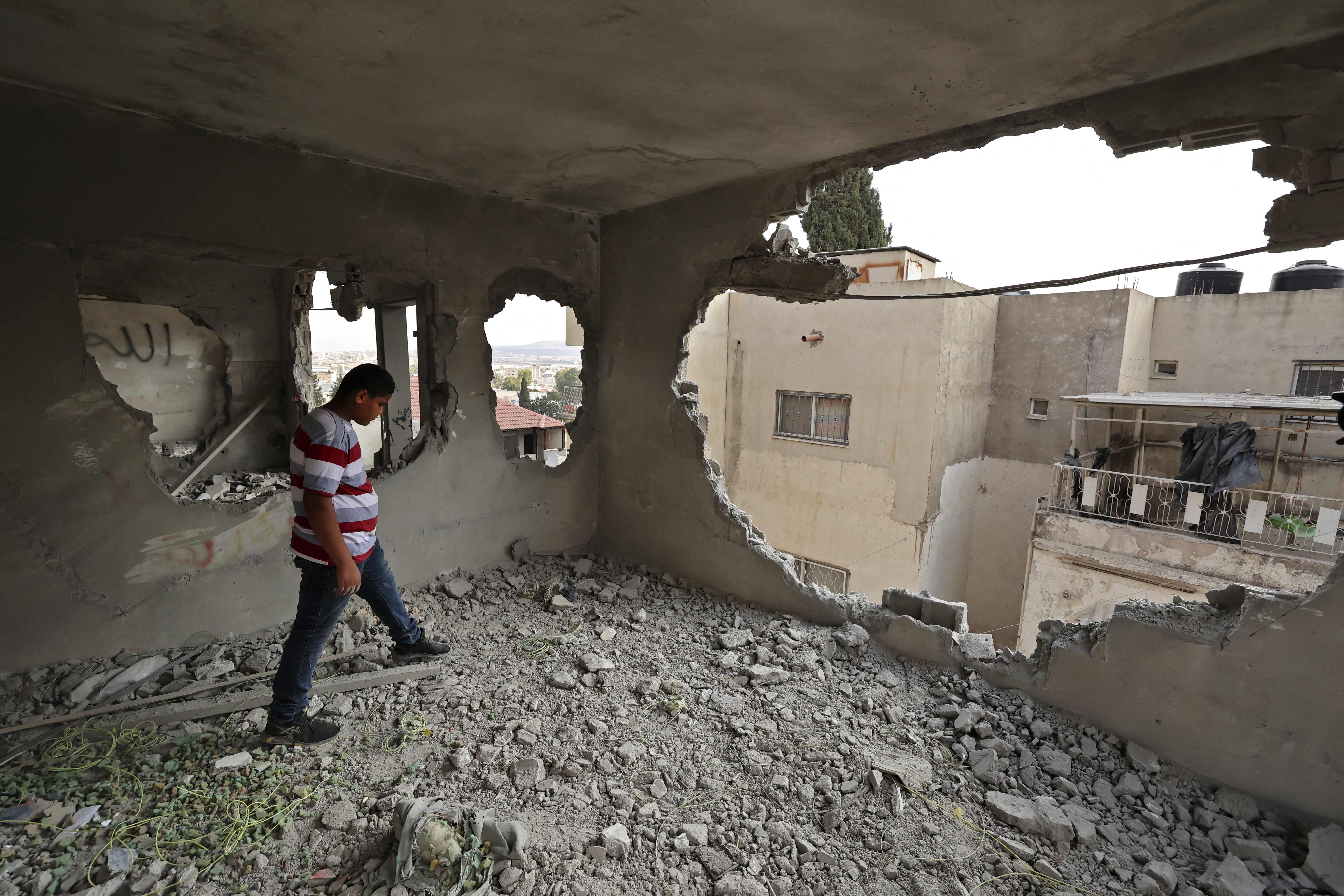 آثار تفجير الاحتلال لشقة سكنية لمنفذ عملية ديزنغوف الشهيد رعد خازم من جنين.. تصوير: "الفرنسية"