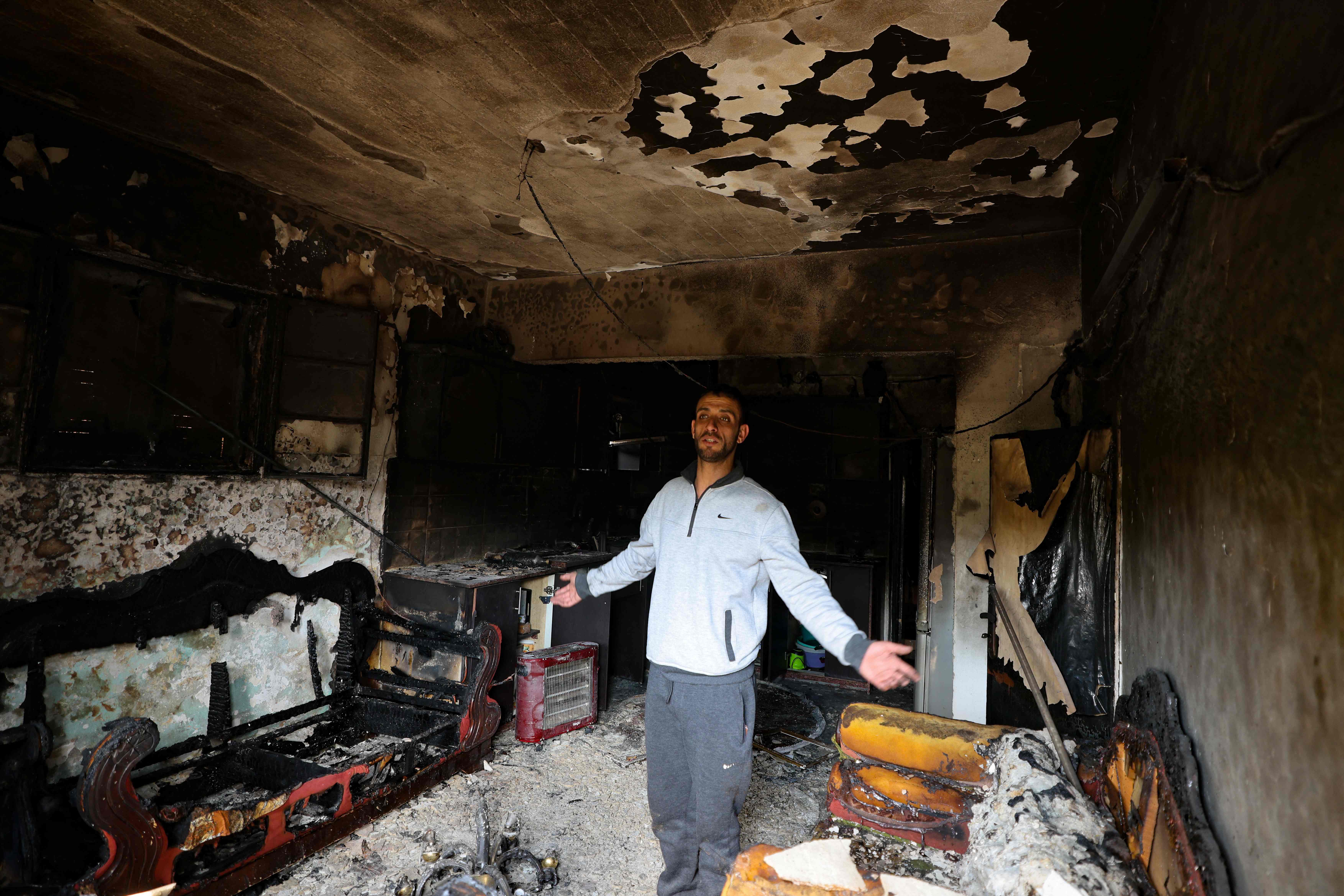آثار إحراق المستوطنين لمنزل مواطن في بلدة سنجل شمال شرق رام الله .. تصوير: "الفرنسية"