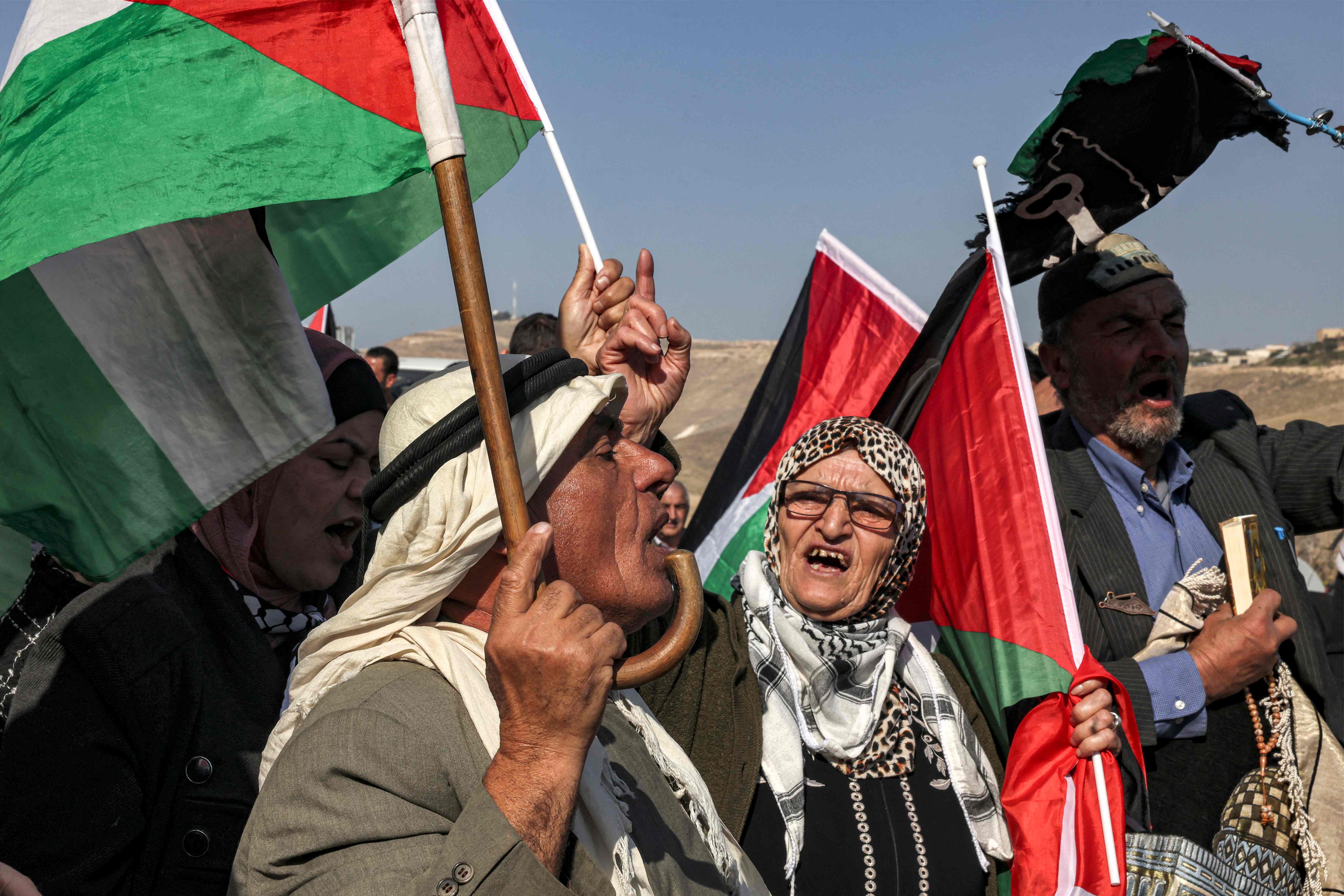وقفة دعم واسناد لأهالي الخان الأحمر في ظل تهديدات الاحتلال بإخلاء القرية .. تصوير: "الفرنسية"