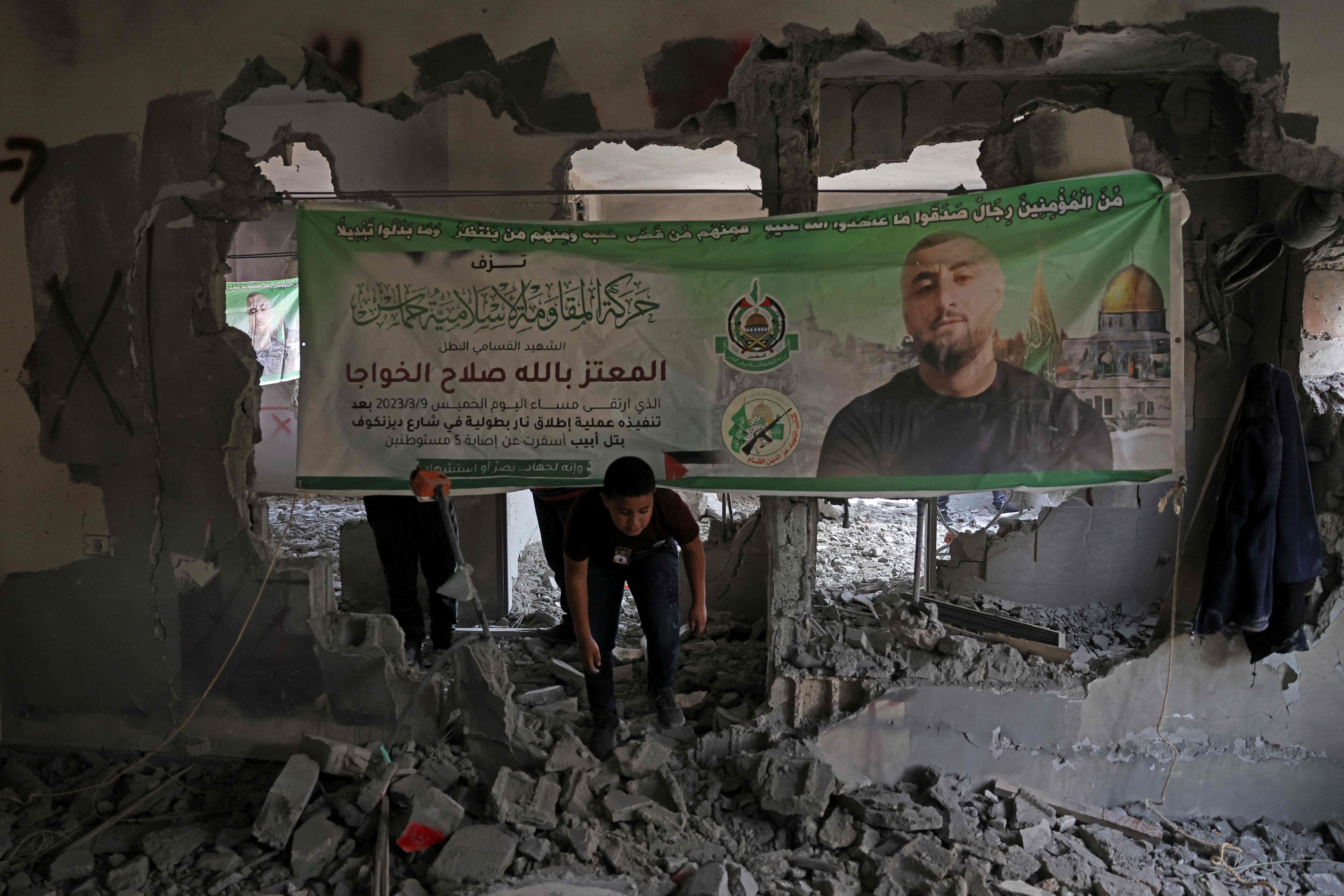 الاحتلال يفجر شقة سكنية لعائلة الشهيد معتز الخواجا في نعلين .. تصوير: "الفرنسية"