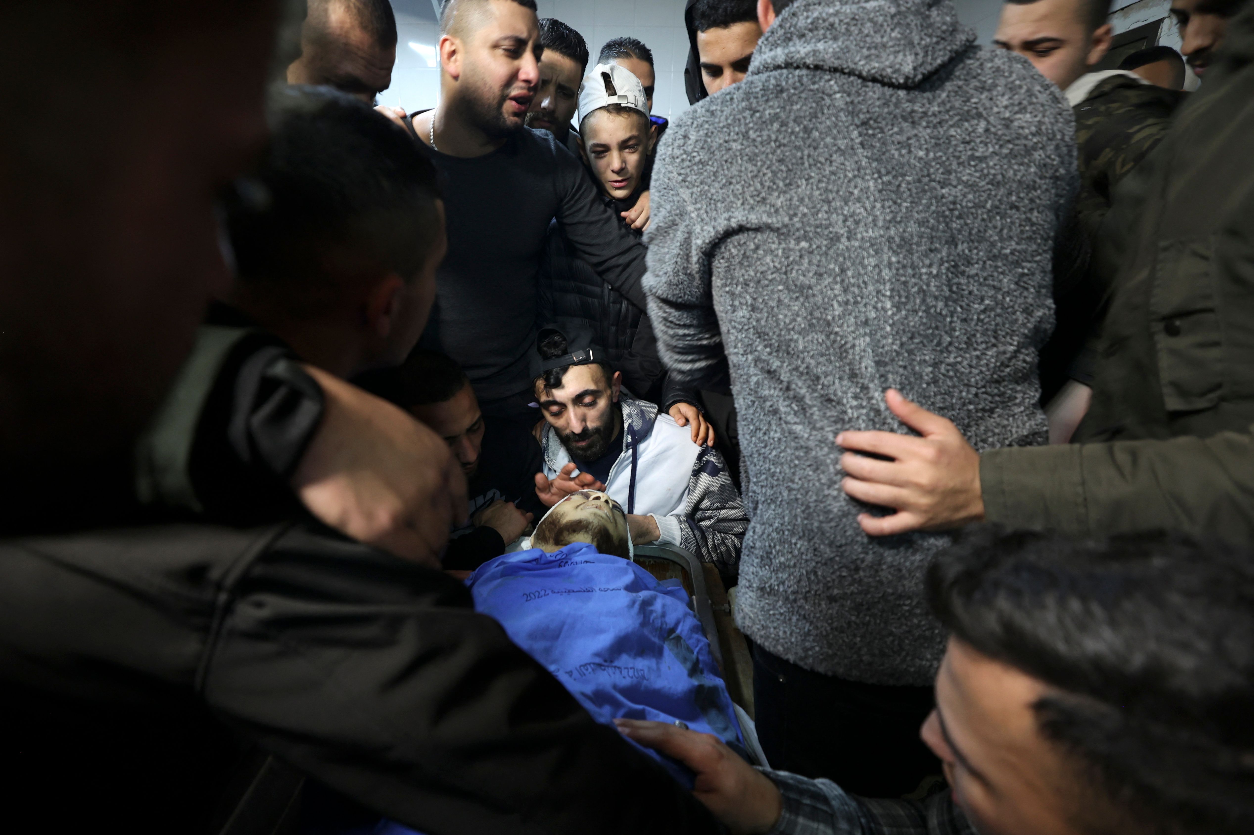 من وداع الشهيد أحمد أبو جنيد في نابلس .. تصوير: "الفرنسية"