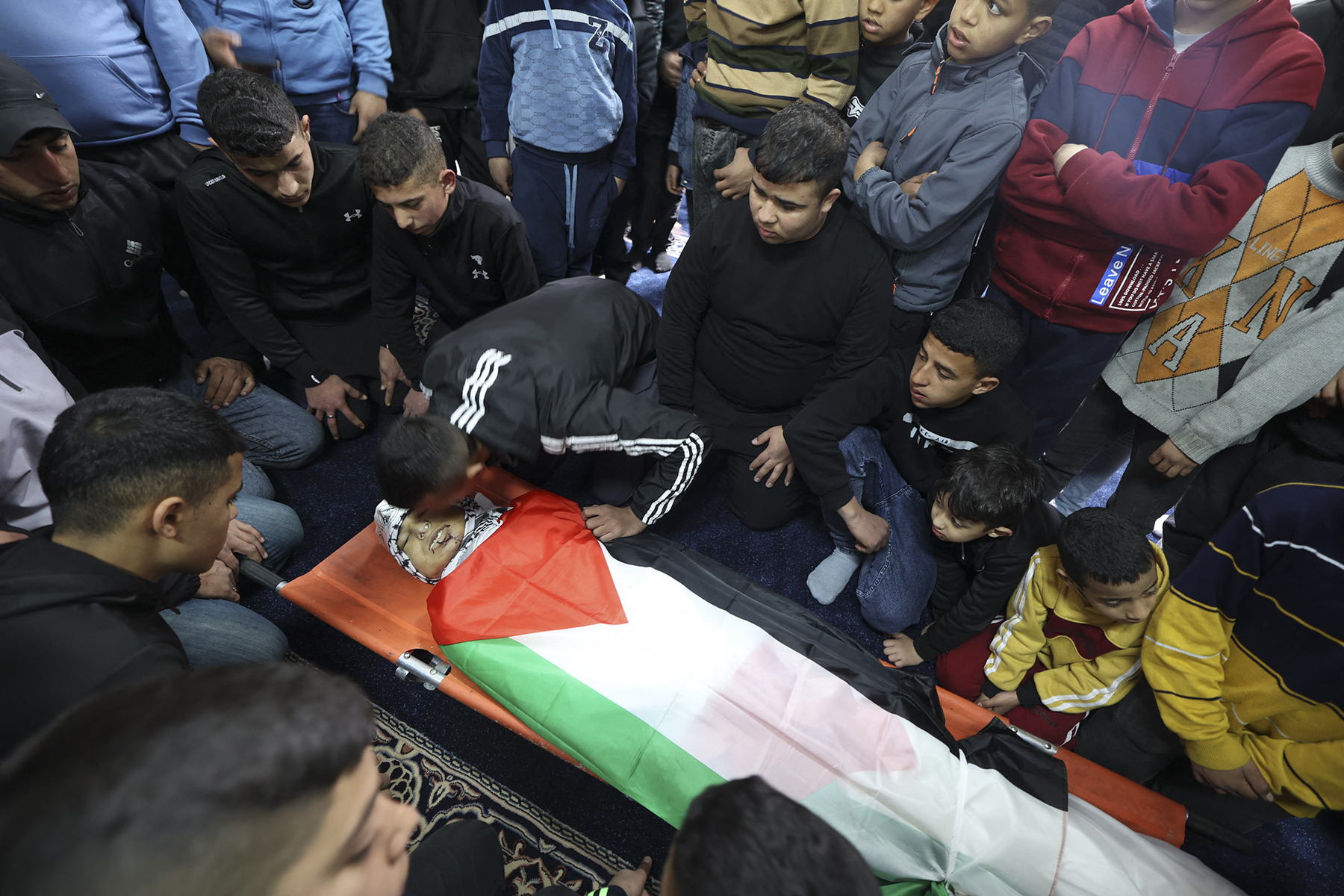 تشييع الشهيد الفتى منتصر الشوا في مخيم بلاطة شرق نابلس .. تصوير: "الفرنسية"