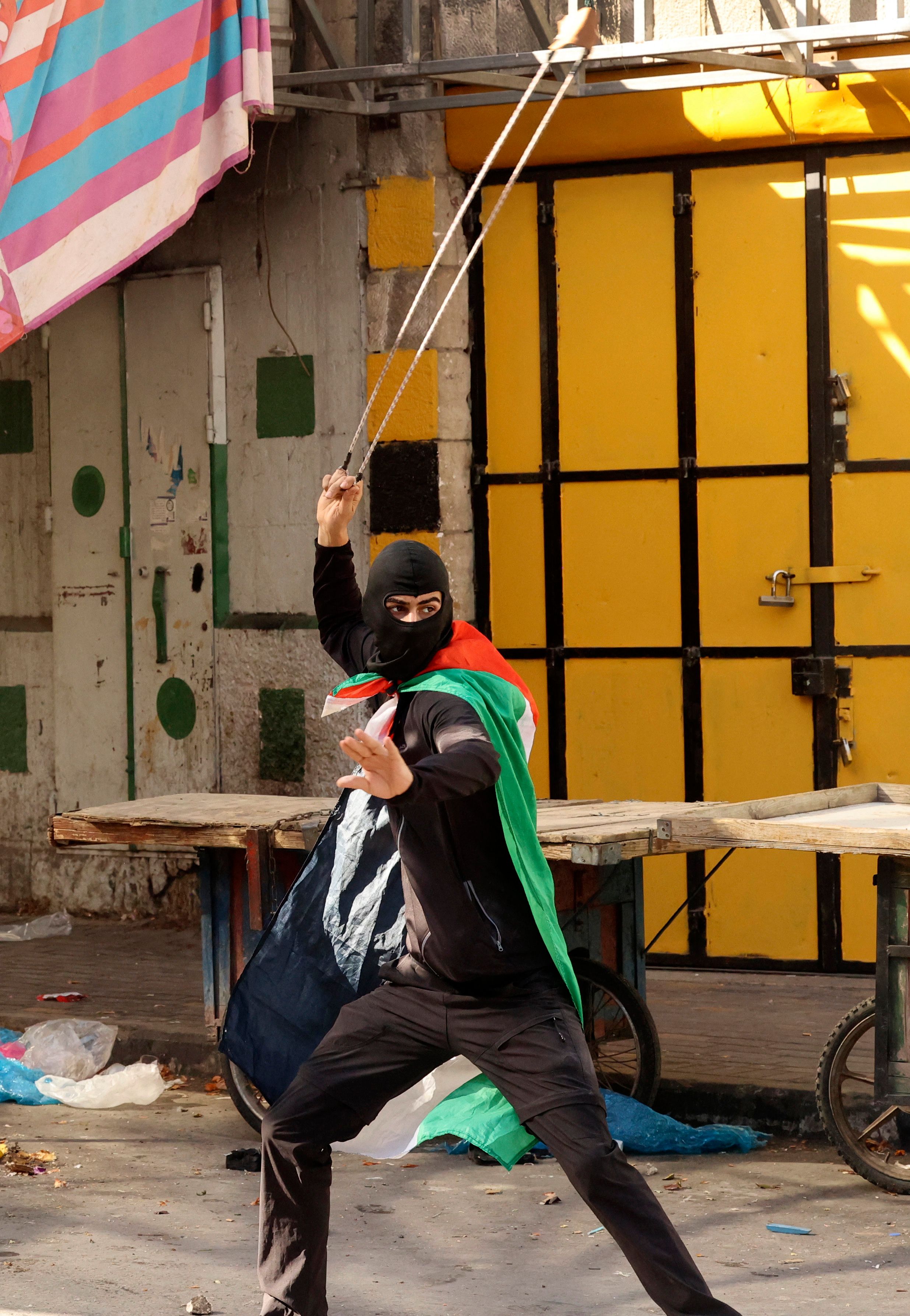من المواجهات مع الاحتلال في الخليل .. تصوير: "الفرنسية"