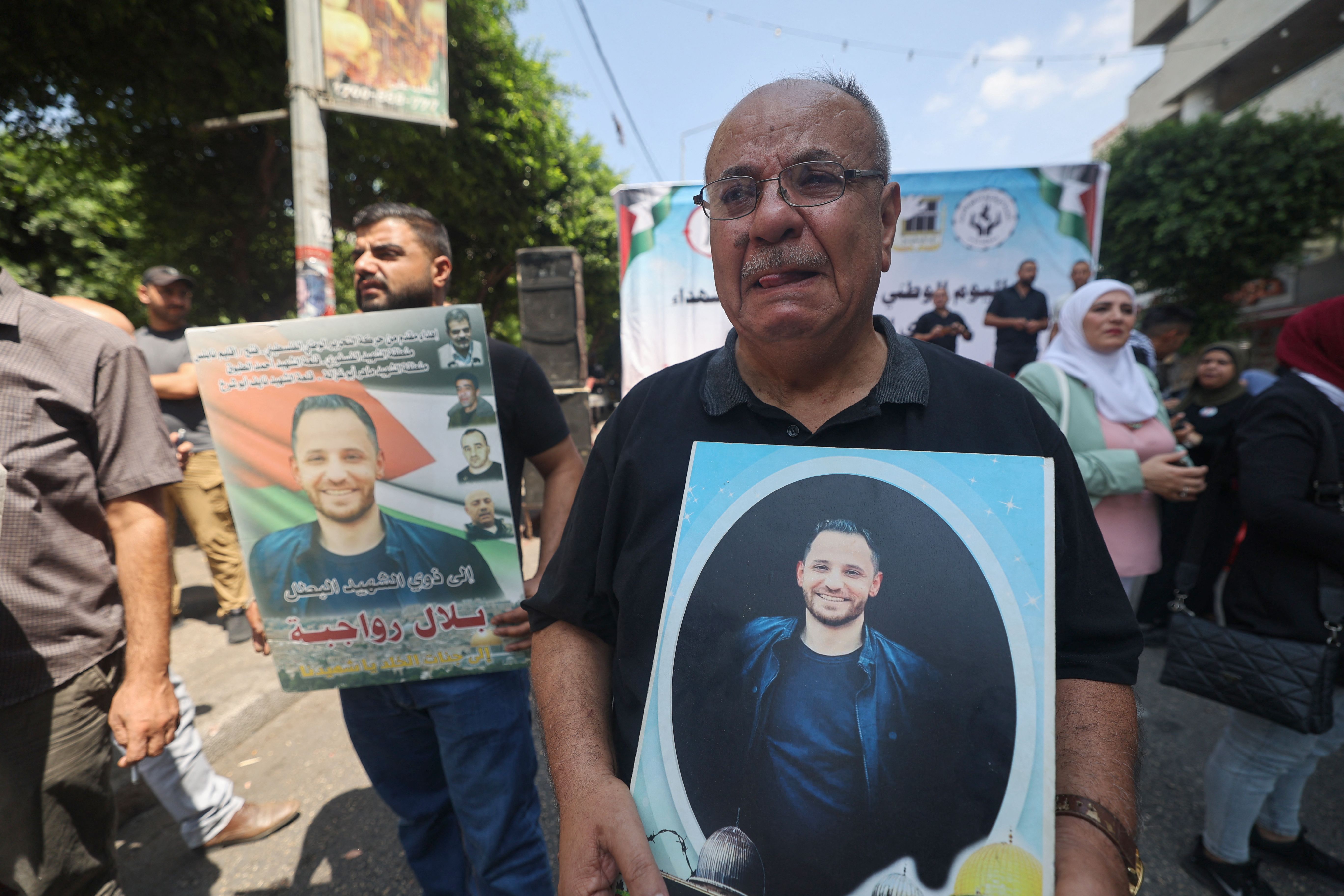 فلسطينيون يشاركون في حملة للمطالبة باسترداد جثامين الشهداء المحتجزة من قبل الاحتلال .. تصوير: "الفرنسية"