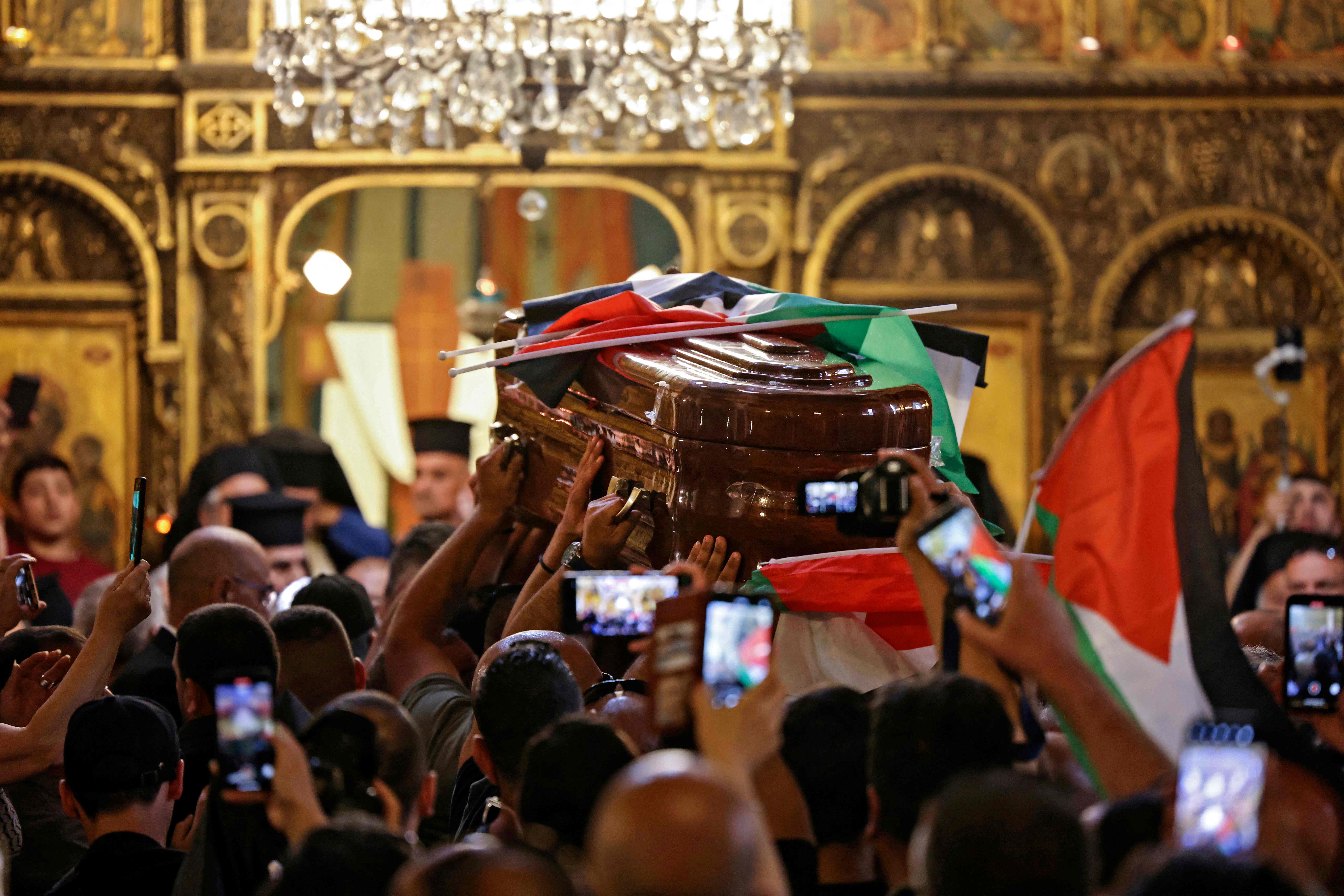 من تشييع جثمان الزميلة شيرين أبو عاقلة في القدس .. تصوير: "الفرنسية"